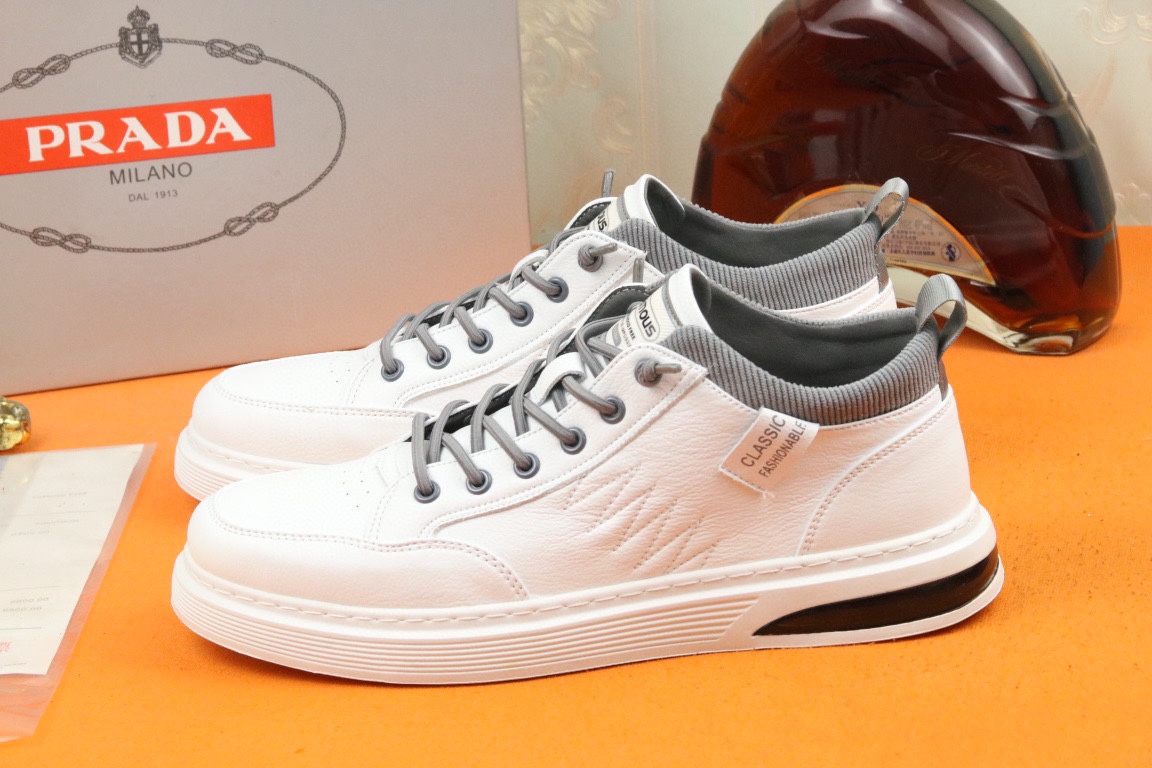 I5 高品质PRADA普拉达上市著名奢侈品牌，专柜同步更新，意大利男鞋时尚杂志季刊封面主推款鞋面采用意大利进口小牛皮，羊皮内里。原版防滑橡胶大底，上脚舒适有型。 细节无可挑剔。