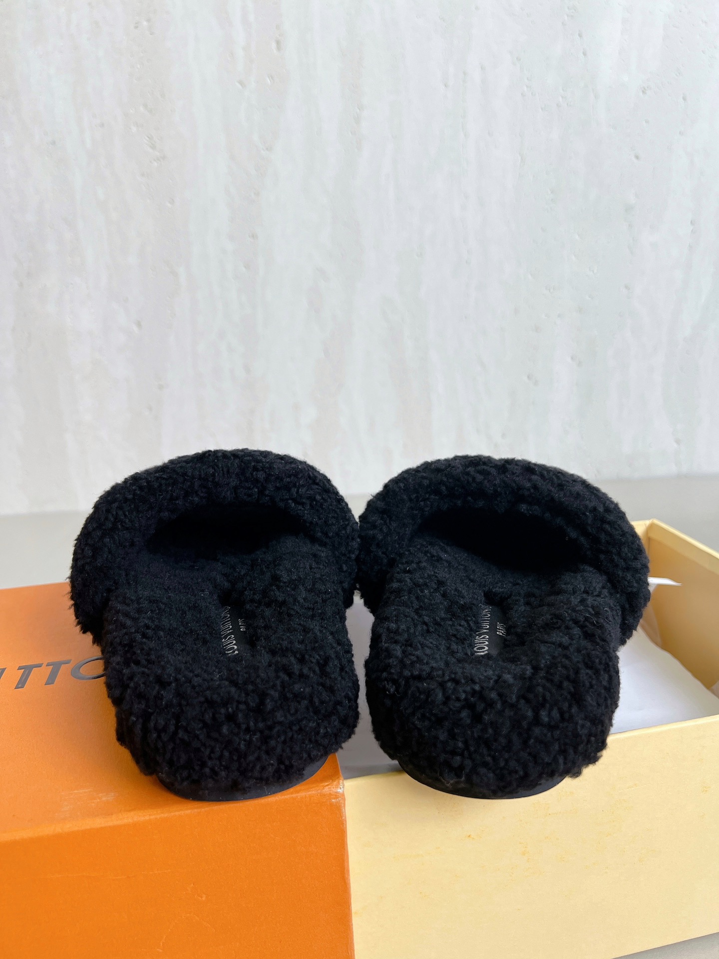 Lv驴牌新品泰迪羊毛拖自留款。超温暖的感觉，穿上仿佛踩在云朵上。家具，出行满分之选。主要他比一般的毛拖还