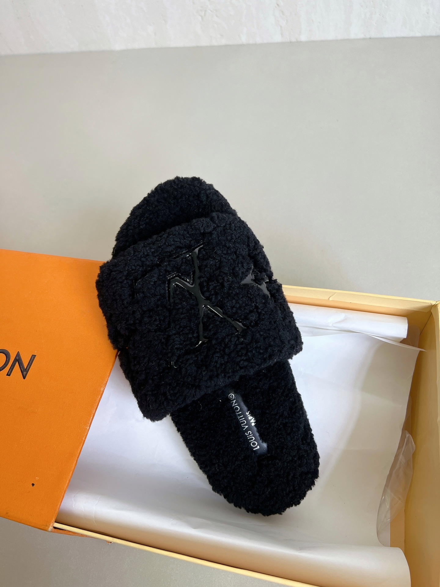Lv驴牌新品泰迪羊毛拖自留款。超温暖的感觉，穿上仿佛踩在云朵上。家具，出行满分之选。主要他比一般的毛拖还