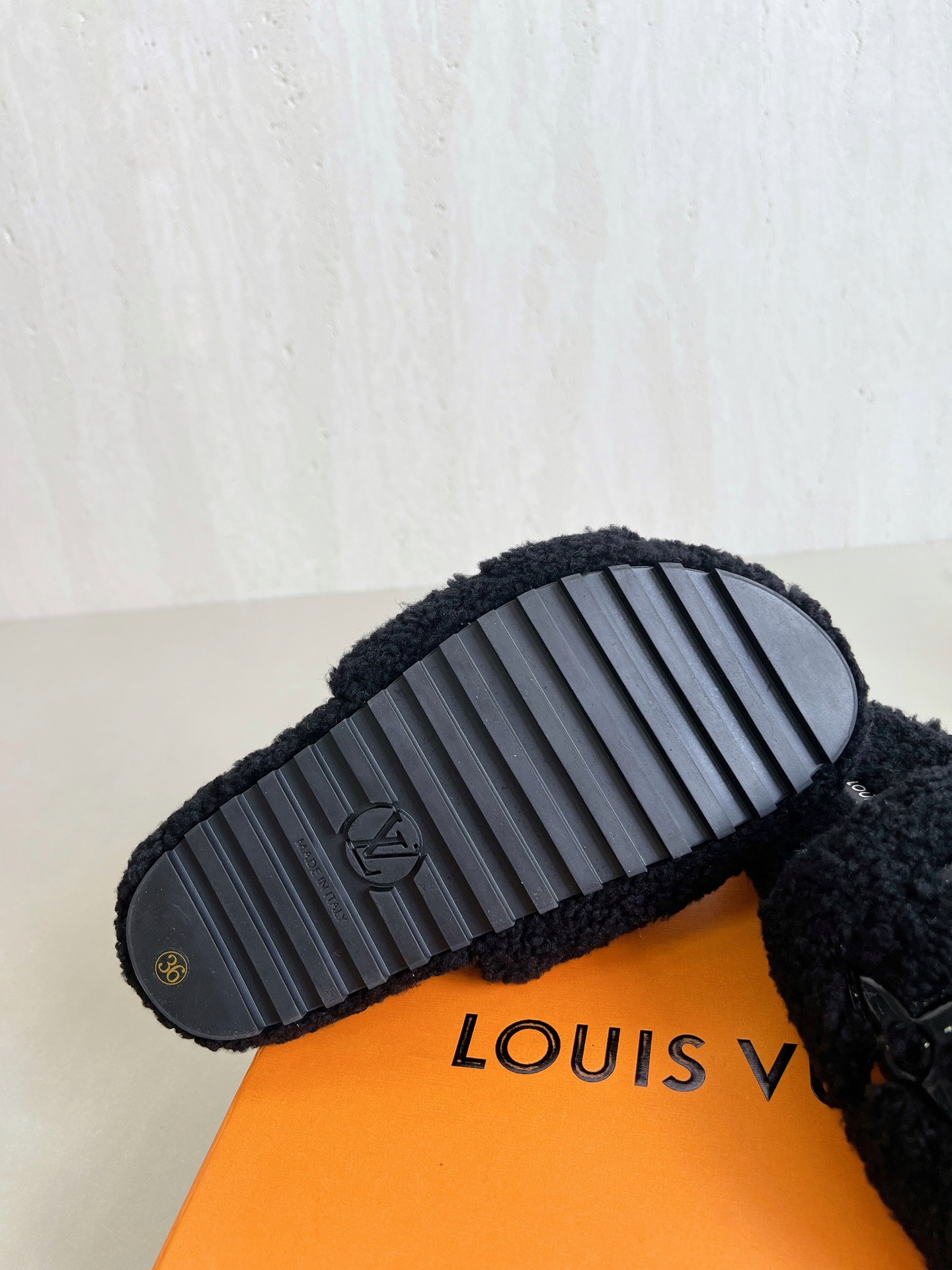 Lv驴牌新品泰迪羊毛拖自留款。超温暖的感觉，穿上仿佛踩在云朵上。家具，出行满分之选。主要他比一般的毛拖还