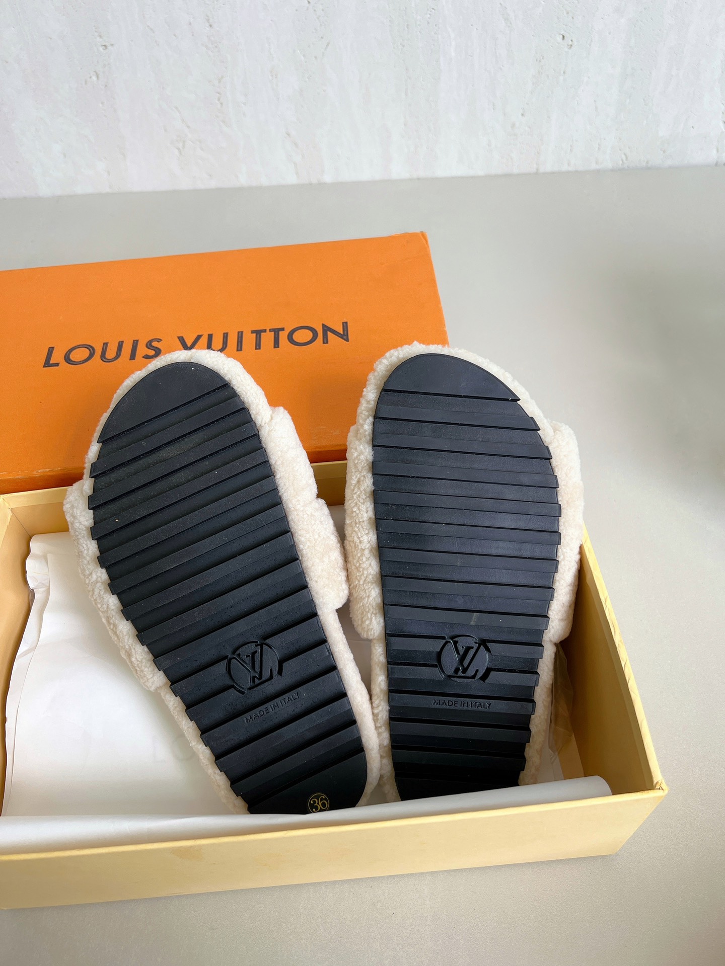 Lv驴牌新品泰迪羊毛拖自留款。超温暖的感觉，穿上仿佛踩在云朵上。家具，出行满分之选。主要他比一般的毛拖还