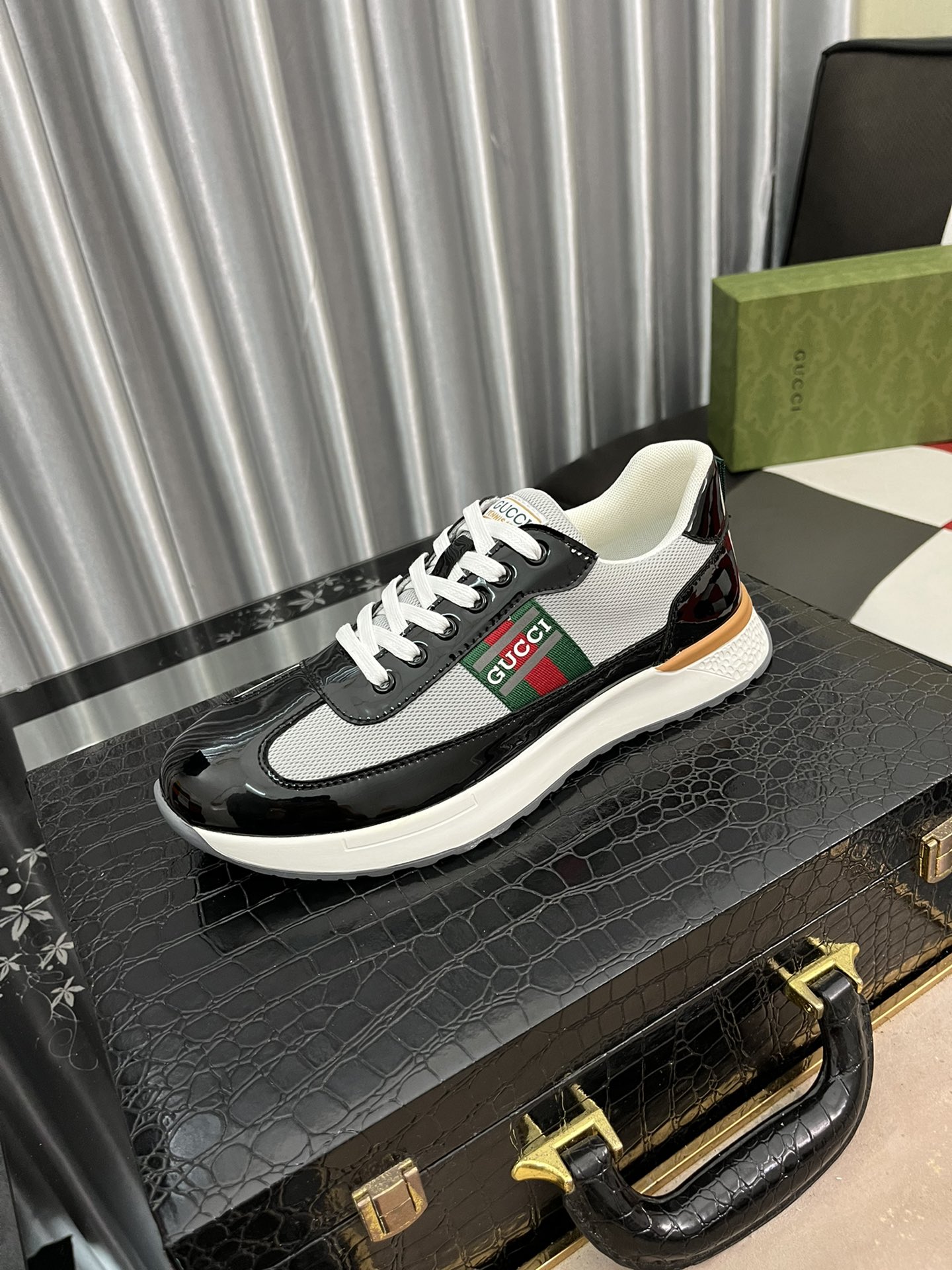 I0 Gucci  古奇 GUCCI 男士时尚休闲鞋官网原版1:1开模，原单品质鞋面采用进口意大利头层牛皮 羊皮内里，做工精细，高端大气，橡胶耐磨防滑大底，穿着舒适，值得拥有。码数 38-446色可选