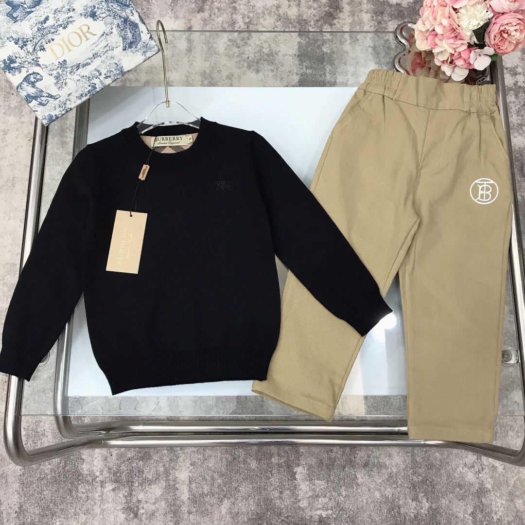 “BURBERR* Classic Logo Suits: High-Quality Knitted Fabric for Winter Comfort”