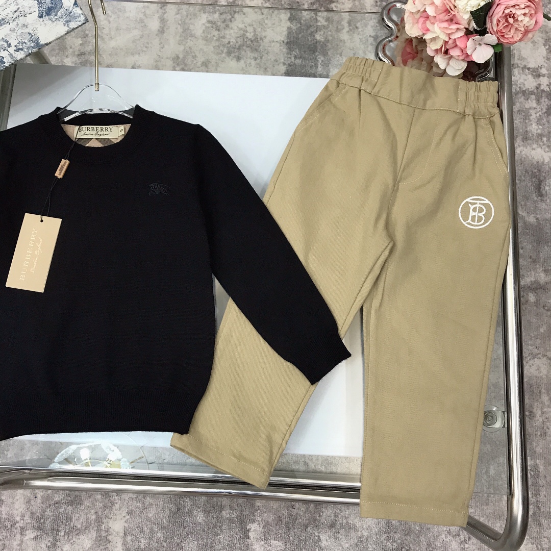 “BURBERR* Classic Logo Suits: High-Quality Knitted Fabric for Winter Comfort” - 图片 7