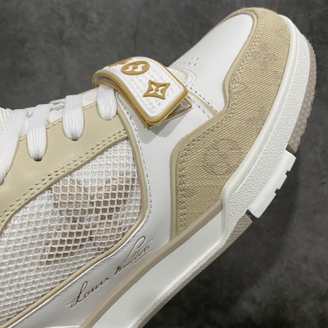 图片[6]-莞产顶级LV Trainer路易威登2022最新款 代购级别 牛仔魔术贴运动鞋 白卡其 原厂同质感小牛皮，原厂牛仔布 老花图案对点对点对位 匠心缝纫成就繁复结构，原底开模 注胶外底TPU 多层组合大底 鞋舌和侧面饰有 LV 字母，侧面饰有 Vuitton 标识，外底饰有 Monogram 花卉，均为1：1定制 尺码：女35-40（40定做不退不换） 男39-45 (45定做不退不换）-选品中心