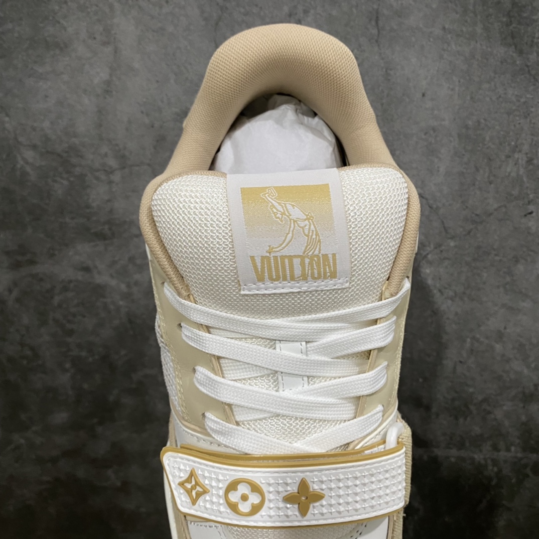 图片[8]-莞产顶级LV Trainer路易威登2022最新款 代购级别 牛仔魔术贴运动鞋 白卡其 原厂同质感小牛皮，原厂牛仔布 老花图案对点对点对位 匠心缝纫成就繁复结构，原底开模 注胶外底TPU 多层组合大底 鞋舌和侧面饰有 LV 字母，侧面饰有 Vuitton 标识，外底饰有 Monogram 花卉，均为1：1定制 尺码：女35-40（40定做不退不换） 男39-45 (45定做不退不换）-选品中心