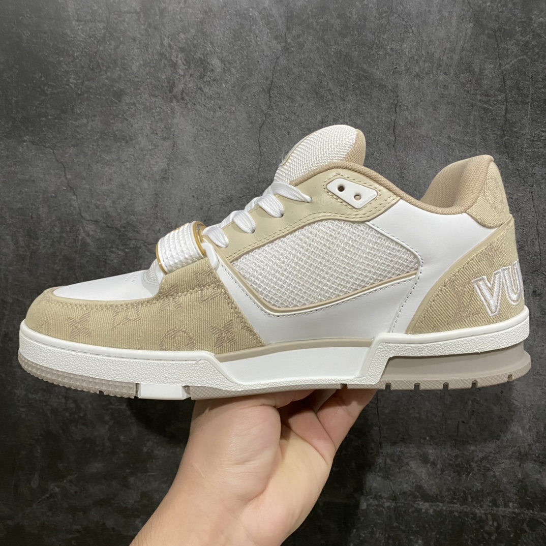 图片[2]-莞产顶级LV Trainer路易威登2022最新款 代购级别 牛仔魔术贴运动鞋 白卡其 原厂同质感小牛皮，原厂牛仔布 老花图案对点对点对位 匠心缝纫成就繁复结构，原底开模 注胶外底TPU 多层组合大底 鞋舌和侧面饰有 LV 字母，侧面饰有 Vuitton 标识，外底饰有 Monogram 花卉，均为1：1定制 尺码：女35-40（40定做不退不换） 男39-45 (45定做不退不换）-选品中心