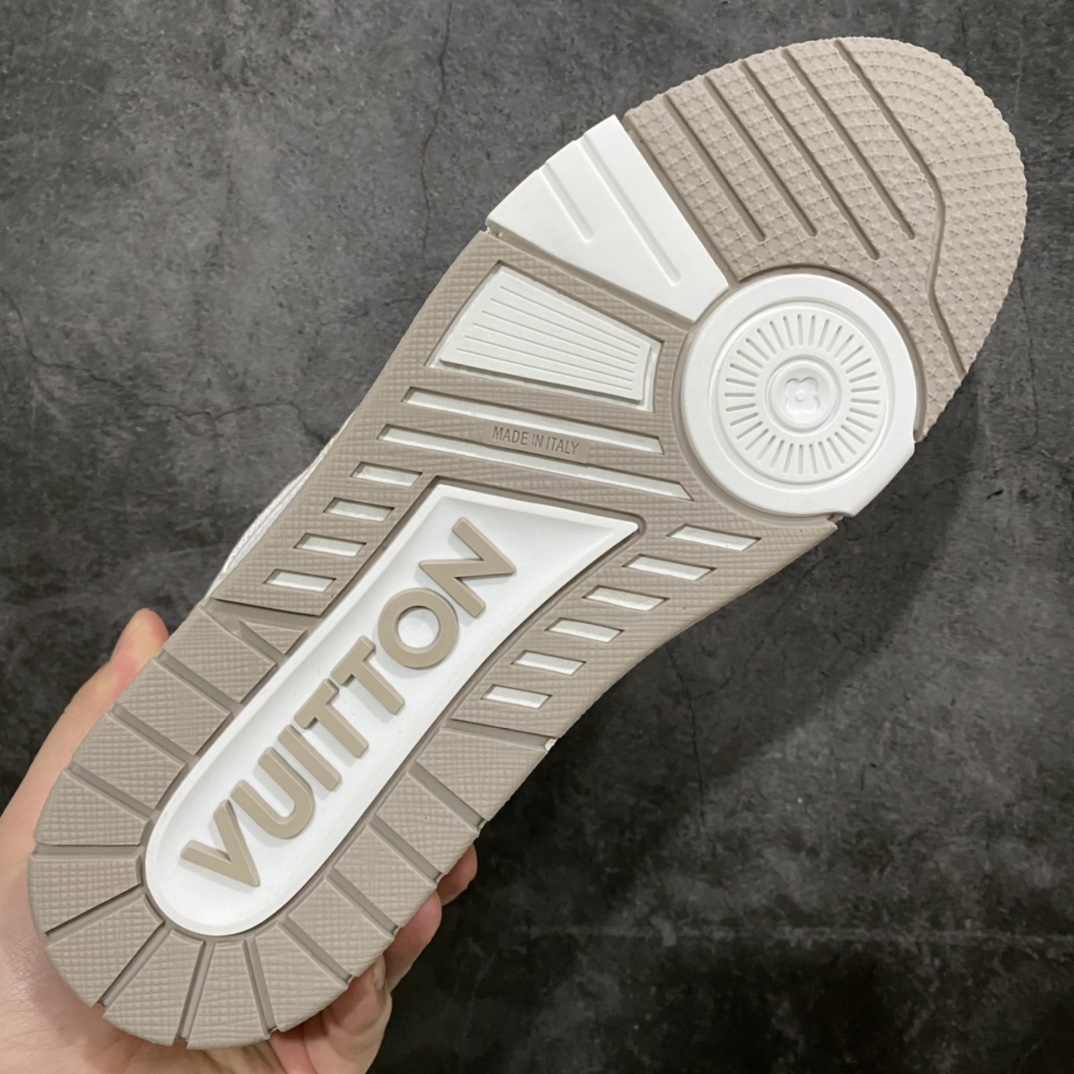 图片[9]-莞产顶级LV Trainer路易威登2022最新款 代购级别 牛仔魔术贴运动鞋 白卡其 原厂同质感小牛皮，原厂牛仔布 老花图案对点对点对位 匠心缝纫成就繁复结构，原底开模 注胶外底TPU 多层组合大底 鞋舌和侧面饰有 LV 字母，侧面饰有 Vuitton 标识，外底饰有 Monogram 花卉，均为1：1定制 尺码：女35-40（40定做不退不换） 男39-45 (45定做不退不换）-选品中心