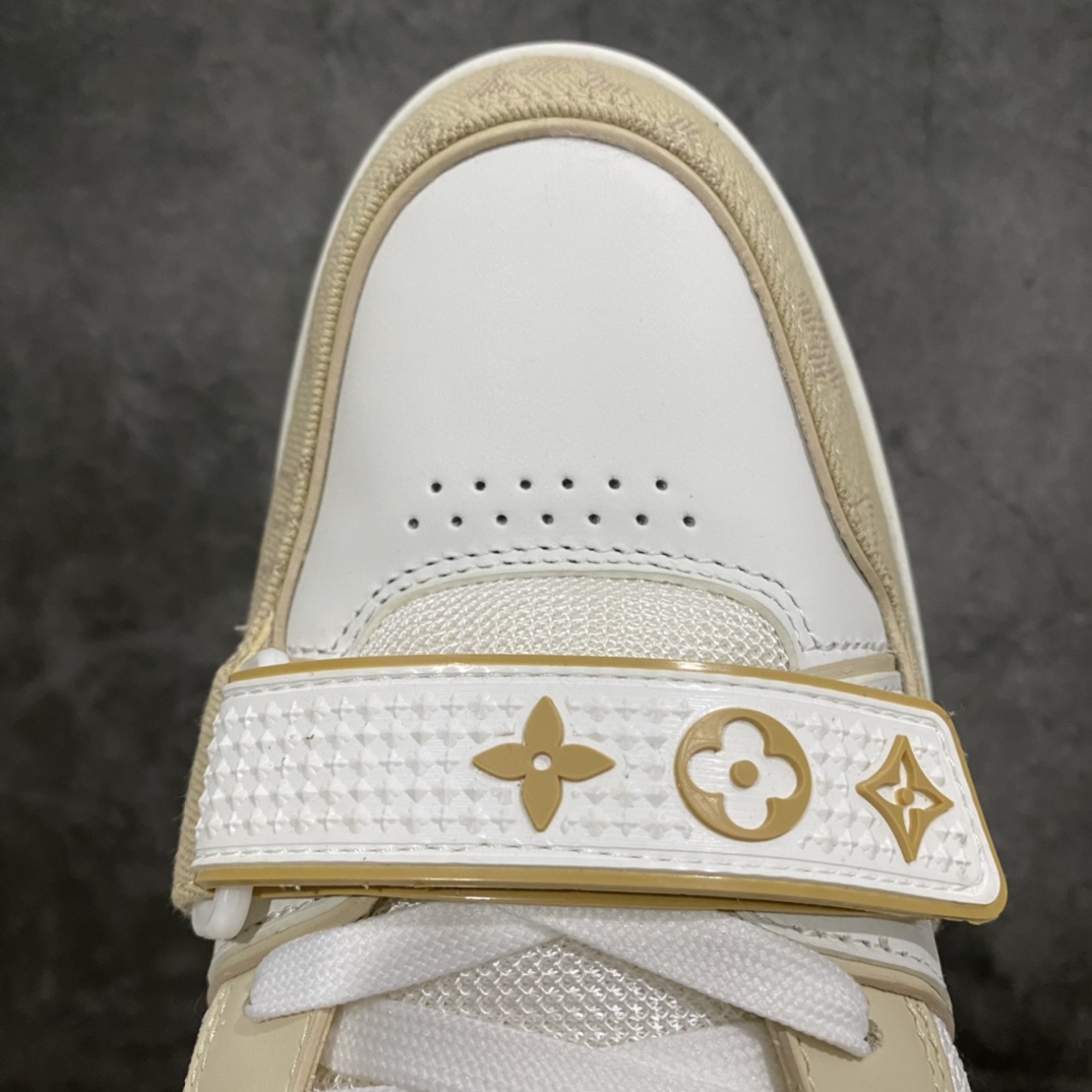 图片[5]-莞产顶级LV Trainer路易威登2022最新款 代购级别 牛仔魔术贴运动鞋 白卡其 原厂同质感小牛皮，原厂牛仔布 老花图案对点对点对位 匠心缝纫成就繁复结构，原底开模 注胶外底TPU 多层组合大底 鞋舌和侧面饰有 LV 字母，侧面饰有 Vuitton 标识，外底饰有 Monogram 花卉，均为1：1定制 尺码：女35-40（40定做不退不换） 男39-45 (45定做不退不换）-选品中心