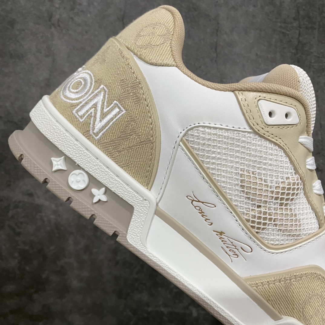 图片[7]-莞产顶级LV Trainer路易威登2022最新款 代购级别 牛仔魔术贴运动鞋 白卡其 原厂同质感小牛皮，原厂牛仔布 老花图案对点对点对位 匠心缝纫成就繁复结构，原底开模 注胶外底TPU 多层组合大底 鞋舌和侧面饰有 LV 字母，侧面饰有 Vuitton 标识，外底饰有 Monogram 花卉，均为1：1定制 尺码：女35-40（40定做不退不换） 男39-45 (45定做不退不换）-选品中心