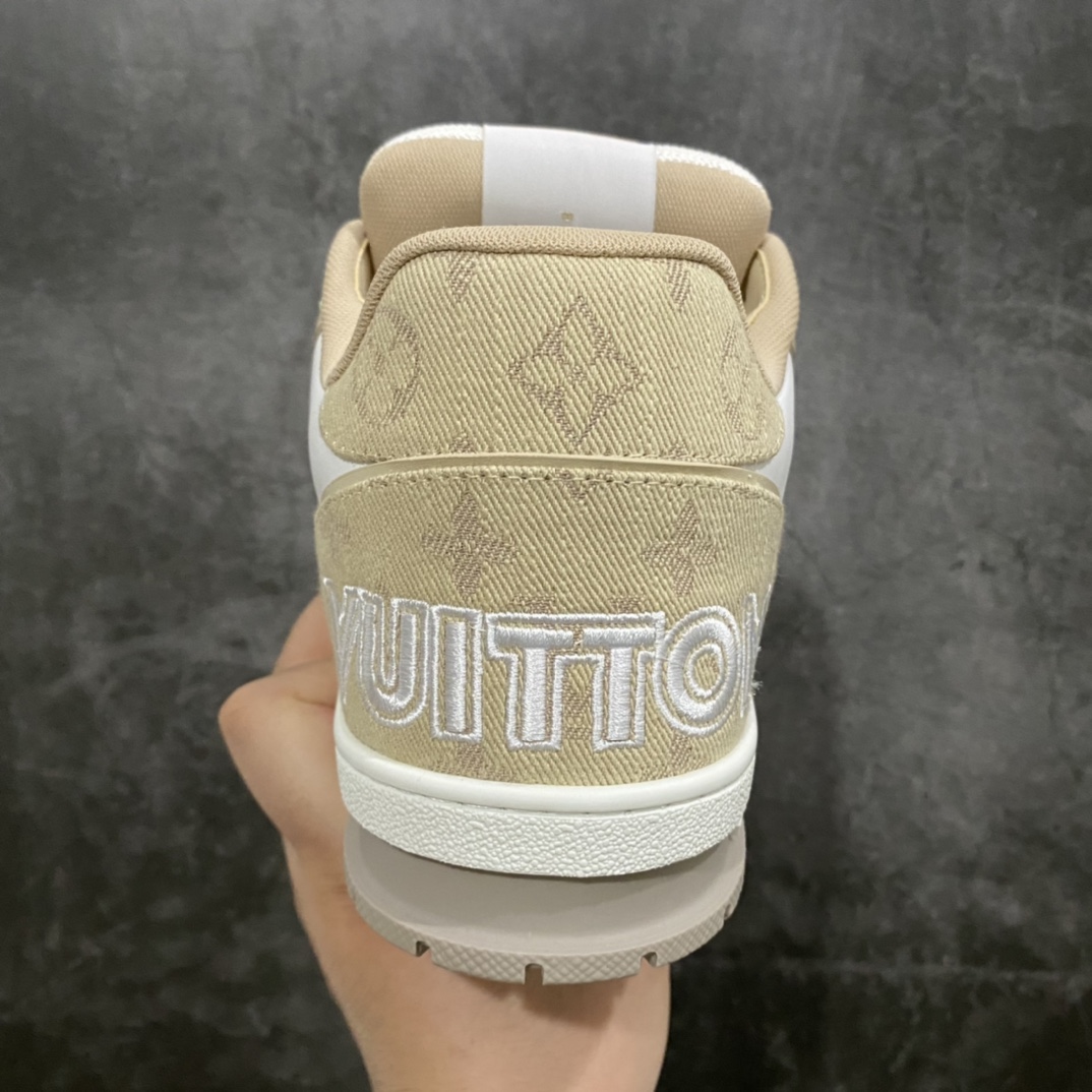 图片[4]-莞产顶级LV Trainer路易威登2022最新款 代购级别 牛仔魔术贴运动鞋 白卡其 原厂同质感小牛皮，原厂牛仔布 老花图案对点对点对位 匠心缝纫成就繁复结构，原底开模 注胶外底TPU 多层组合大底 鞋舌和侧面饰有 LV 字母，侧面饰有 Vuitton 标识，外底饰有 Monogram 花卉，均为1：1定制 尺码：女35-40（40定做不退不换） 男39-45 (45定做不退不换）-选品中心