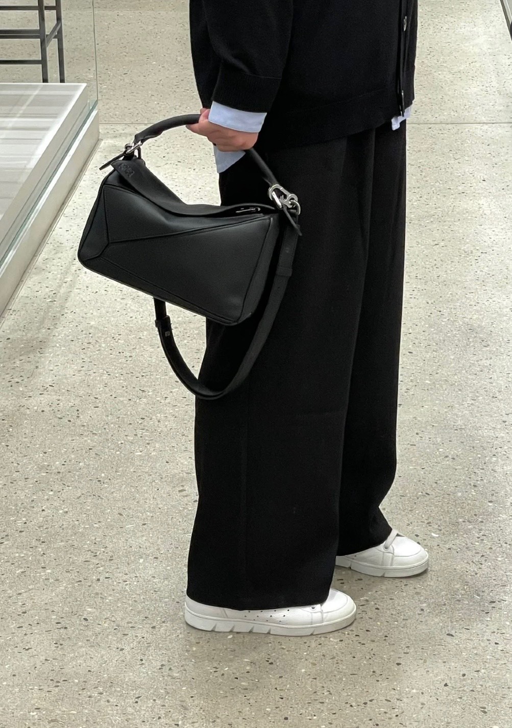 NO:193223,Upgraded version of uzzle versatile black, classic soft cowhide, excellent feel, geometric bag 24cm small, cowhide19860909升级版uzzle百搭黑色,经典柔软牛皮革,手感绝绝子,几何包24cm小号,cowhide,Bag