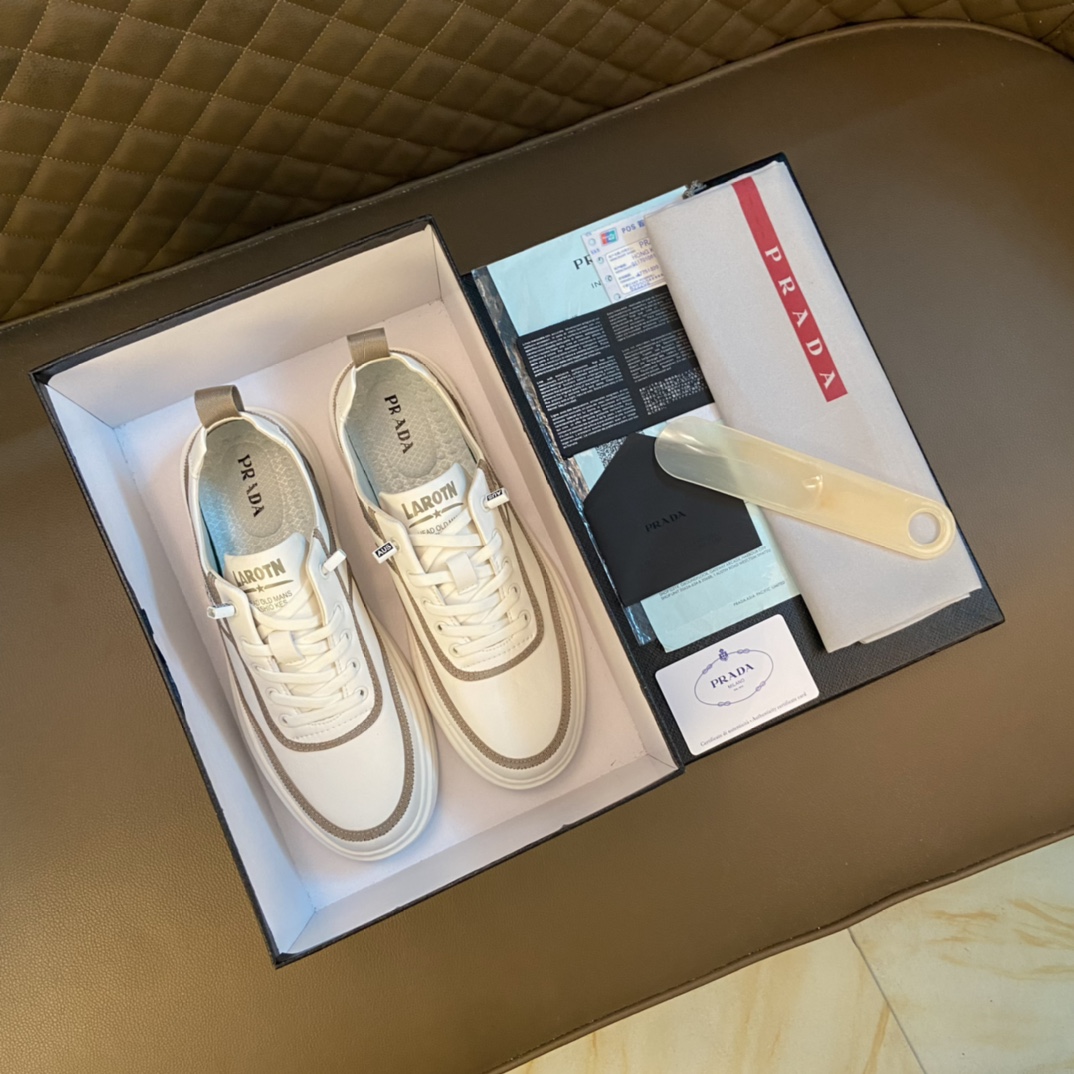 Prada 普拉达 ～独特现代风运动鞋.专柜代购休闲鞋 男士2020专柜同步发售,意大利进口原版品牌精选头柔软特殊材质. 拒绝脱色磨脚鞋底：原厂特供原版底, 超酷 法国懒人风格设计 懒人套脚套脚 原单品质 超舒服原版底 . 适合户外司机驾车完美 ,男鞋码数：38-44 45码可定做白色选