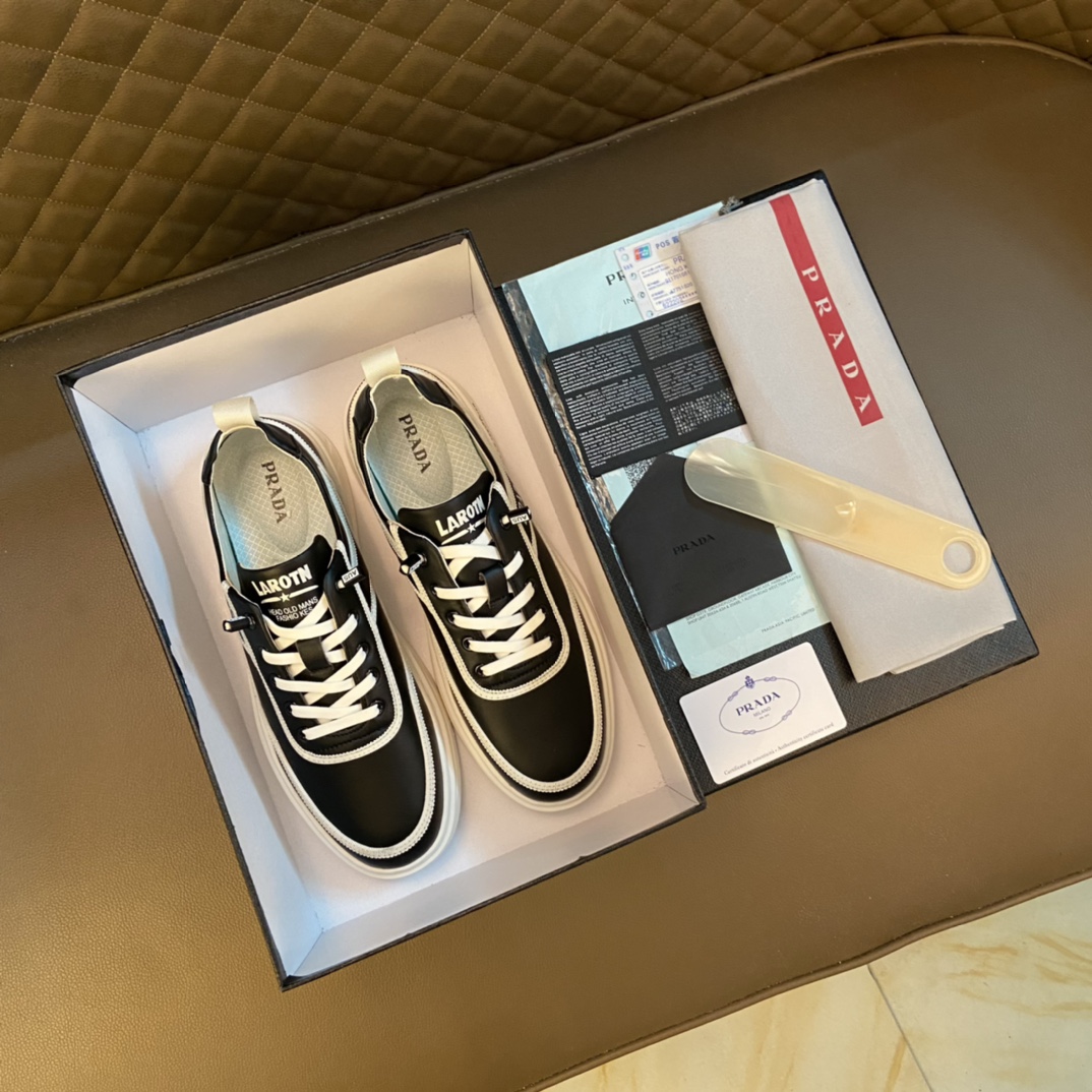 Prada 普拉达 ～独特现代风运动鞋.专柜代购休闲鞋 男士2020专柜同步发售,意大利进口原版品牌精选头柔软特殊材质. 拒绝脱色磨脚鞋底：原厂特供原版底, 超酷 法国懒人风格设计 懒人套脚套脚 原单品质 超舒服原版底 . 适合户外司机驾车完美 ,男鞋码数：38-44 45码可定做黑色 白色选