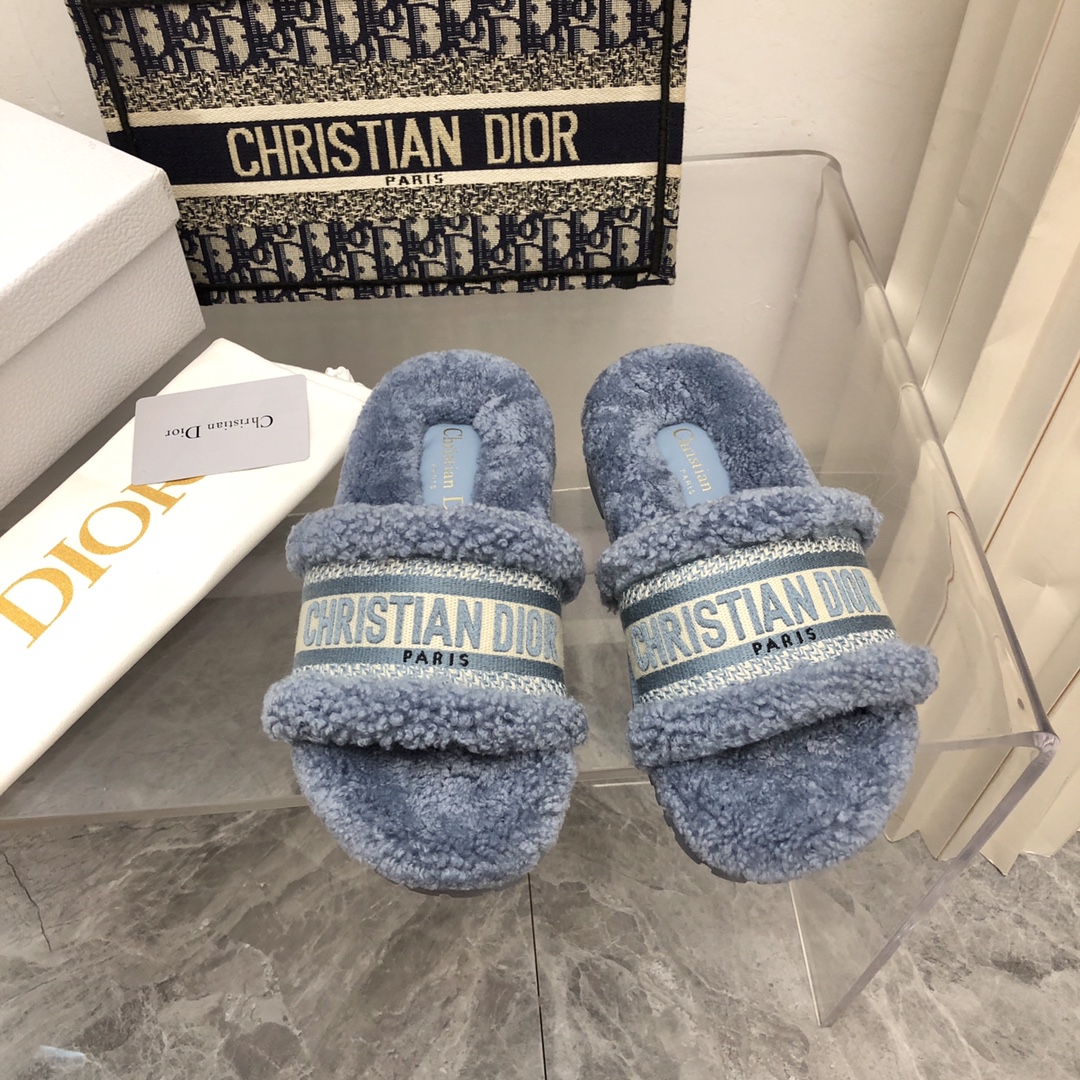 NO:166000,2025-P. New Color CD 2025 Autumn and Winter New Reverse Thick-soled Lamb Fur Home Women's Shoes CD Letter Logo Three-dimensional Embroidery Round Toe Color Bundle Flat-Soled Open-toe Slippers Top Version Materials on the Market: Original Consistent Environmentally friendly High-temperature Water-soluble Cotton Electric Embroidery Technology Fabric   Imported Lamb Fur Inner   Original Open-Model Tpr Outsole Size35-41, Hairy Shoes, Versace, Slippers198609092025-P.新色CD 2025秋冬新款 Reverse 厚底羊羔毛居家女鞋 CD字母logo立体刺绣圆头拼色平底露趾拖鞋 市面顶级版本材质:原版一致环保高温水溶棉质电绣科技面料 进口羊羔毛内里 原版开模Tpr大底size35-41,毛毛鞋,versace,slippers,Women's Shoes