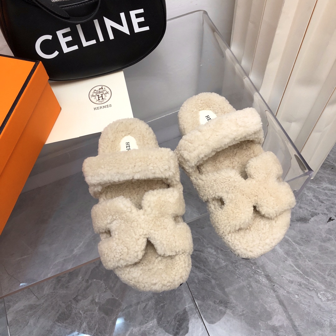 NO:615064,A wave of surprises. Hermès fur slippers are perfectly fashionable and top-notch luxury products. Hermes Teddy fur slippers are really soft, glutinous and super beautiful... The first pair of fur slippers in early winter. They are so comfortable to wear. It's like stepping on the carpet and don't want to take them off. They are commonly known as the second uncle's slippers. They are here... Bringing you an extremely comfortable day... The material is top-quality Teddy fur integrated + anti-slip outsole. The size is 35-46.  Men's size, furry shoes and slippers, hermes, hermes, slippers19860909的一波惊喜爱马仕毛拖妥妥的时尚款顶级出品轻奢hermes泰迪毛拖真的软软糯糯超美.......初冬的第一双毛拖,真的穿起太舒服了,像踩在地毯上完全不想脱下来,俗称二舅拖鞋它来啦...带来极度舒适的一天.....材质顶级泰迪皮毛一体+防滑大底 码数35-46 男码,毛毛鞋拖鞋,hermes,hermes,slippers,Women's Shoes