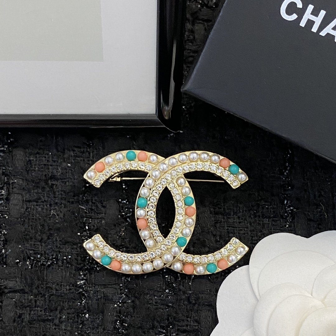 编码A458香奈儿胸针热销款爆上新CHANEL高级复古双clogo胸针上面彩色的珠子搭配着珍珠和水钻给人