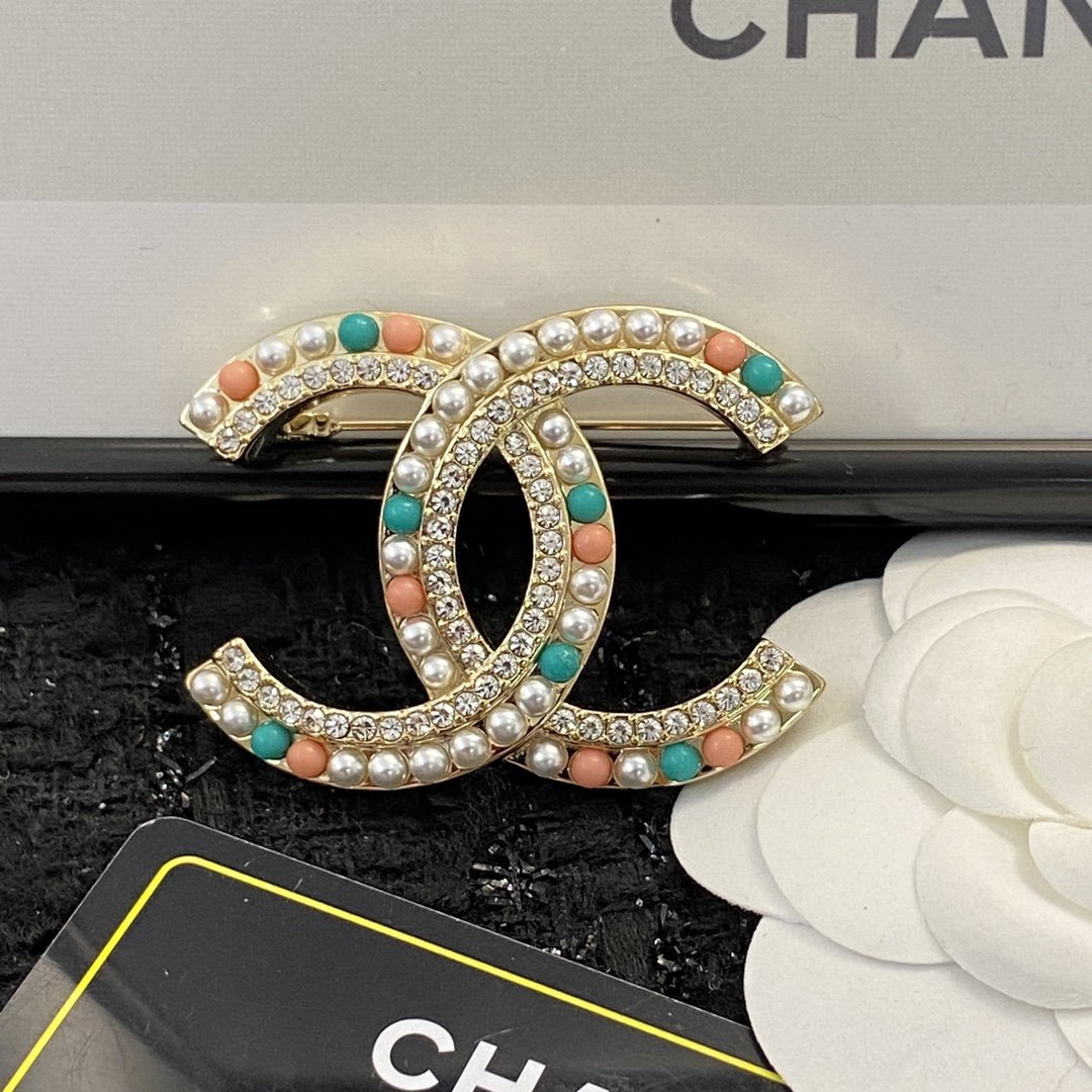 编码A458香奈儿胸针热销款爆上新CHANEL高级复古双clogo胸针上面彩色的珠子搭配着珍珠和水钻给人