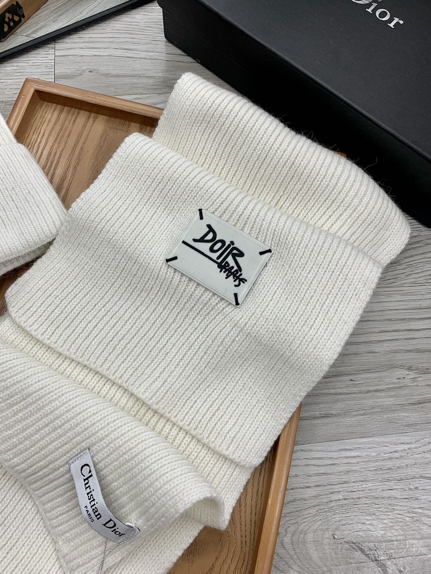 🌹。D奥。【羊毛套装帽子】经典套装帽子！帽子➕围巾！材质：70%羊毛➕30%兔毛。暖暖哒超级舒服～冬日小