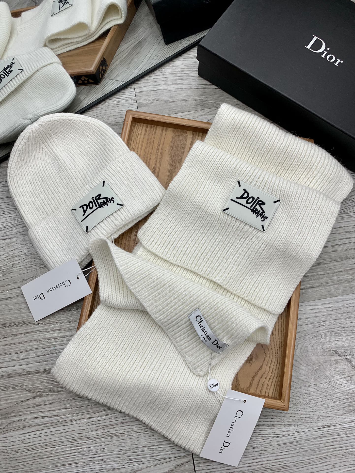 🌹。D奥。【羊毛套装帽子】经典套装帽子！帽子➕围巾！材质：70%羊毛➕30%兔毛。暖暖哒超级舒服～冬日小