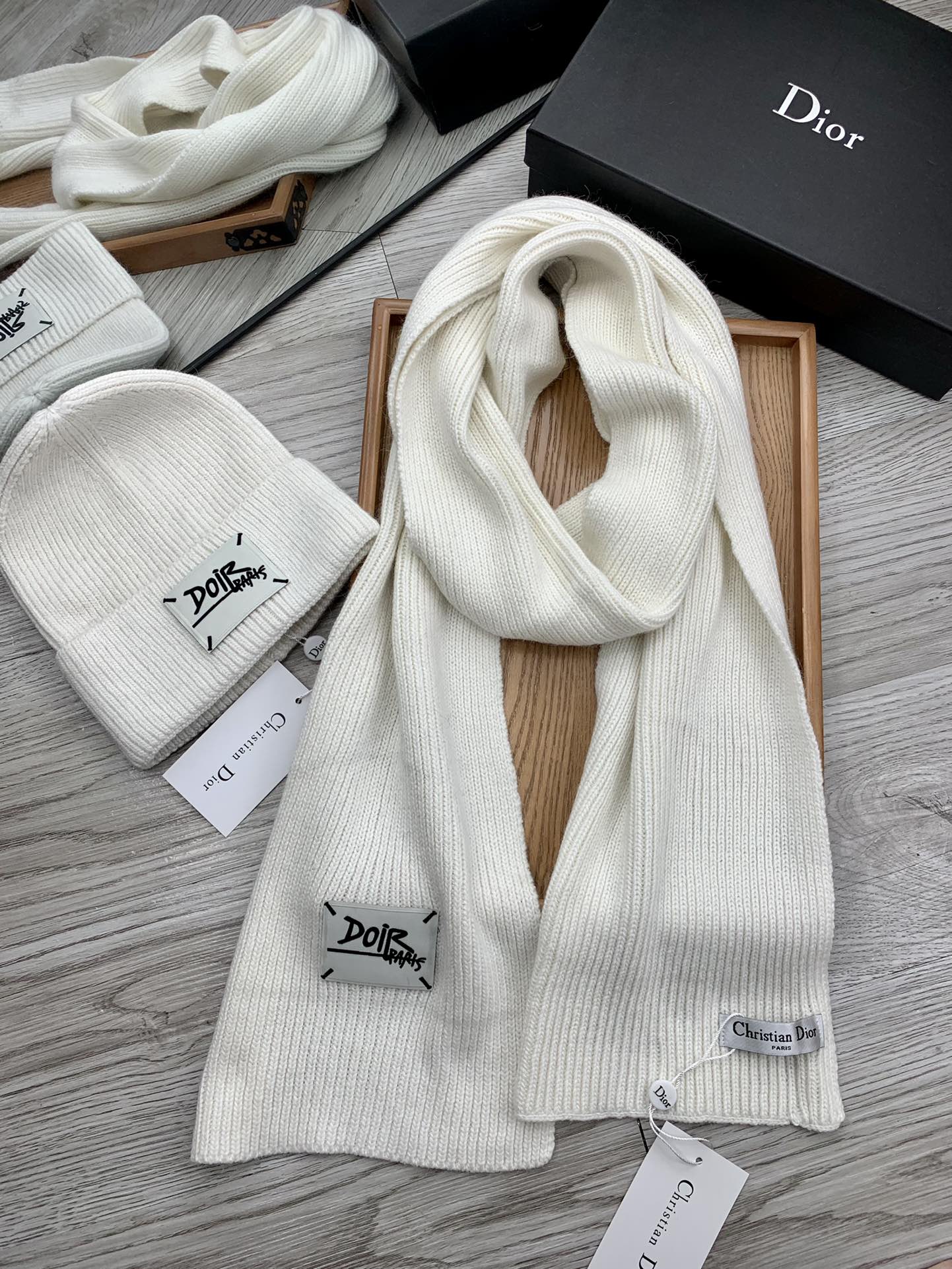 🌹。D奥。【羊毛套装帽子】经典套装帽子！帽子➕围巾！材质：70%羊毛➕30%兔毛。暖暖哒超级舒服～冬日小