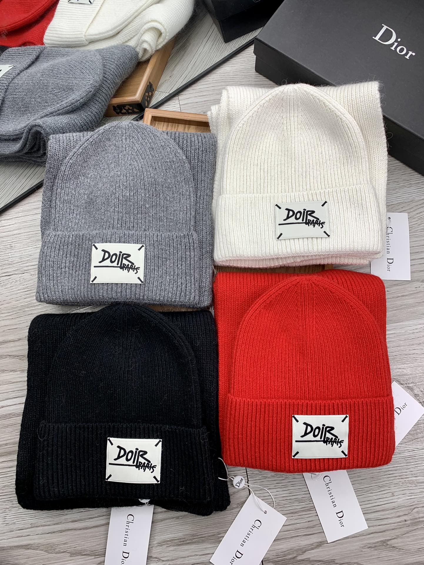 🌹。D奥。【羊毛套装帽子】经典套装帽子！帽子➕围巾！材质：70%羊毛➕30%兔毛。暖暖哒超级舒服～冬日小
