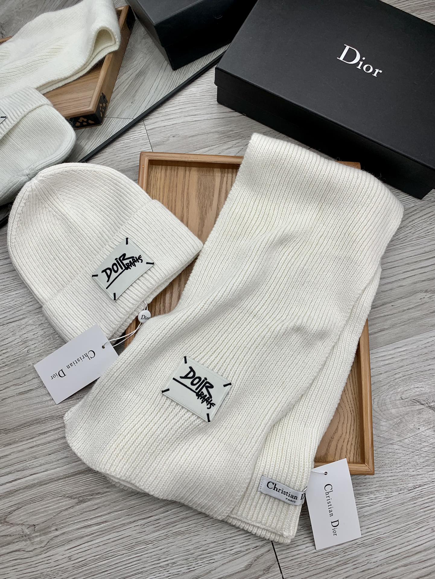 🌹。D奥。【羊毛套装帽子】经典套装帽子！帽子➕围巾！材质：70%羊毛➕30%兔毛。暖暖哒超级舒服～冬日小