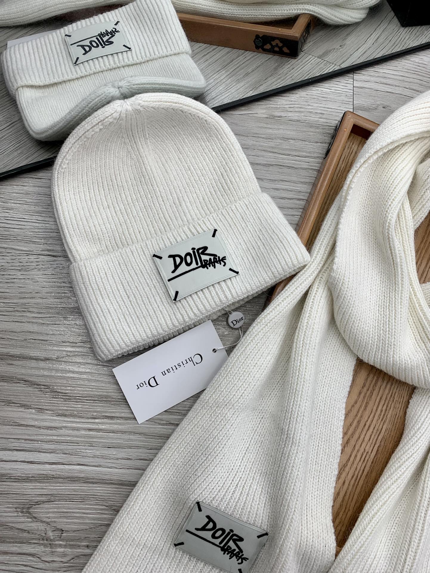 🌹。D奥。【羊毛套装帽子】经典套装帽子！帽子➕围巾！材质：70%羊毛➕30%兔毛。暖暖哒超级舒服～冬日小