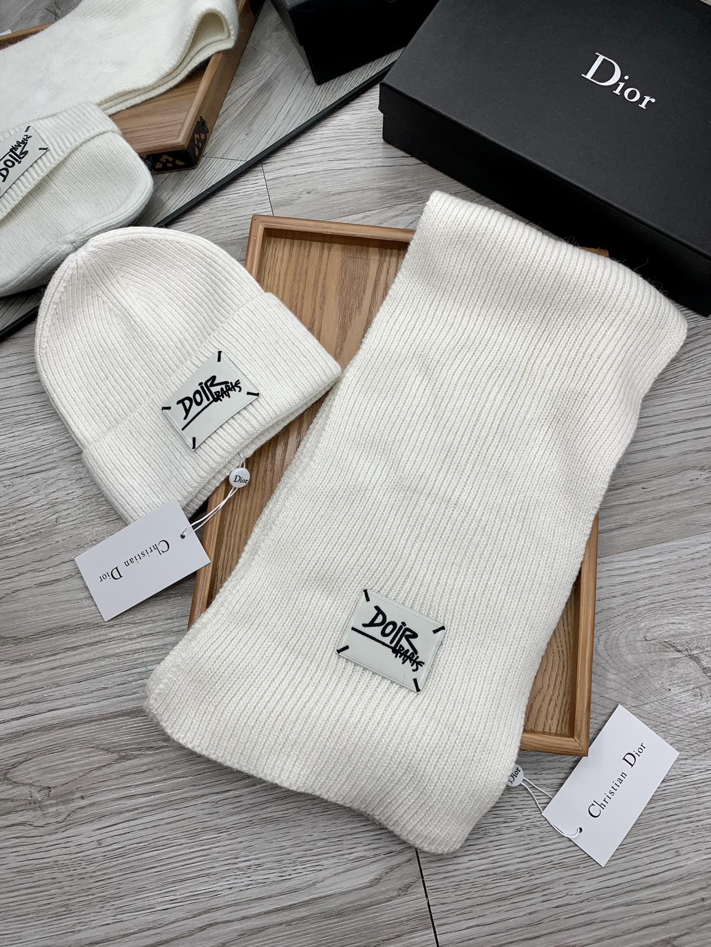 🌹。D奥。【羊毛套装帽子】经典套装帽子！帽子➕围巾！材质：70%羊毛➕30%兔毛。暖暖哒超级舒服～冬日小