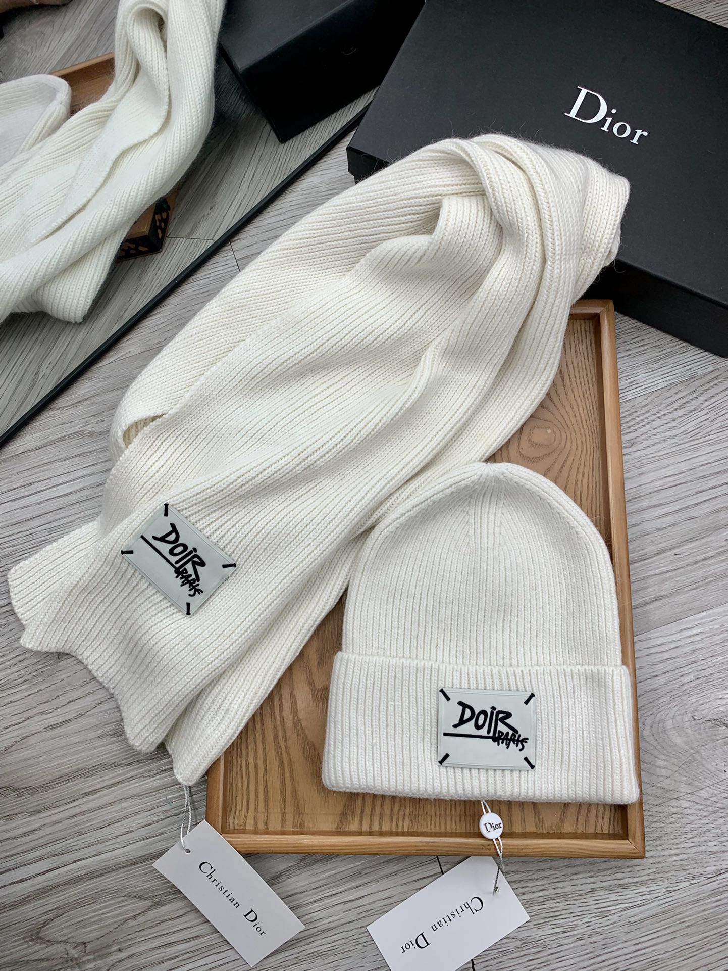 🌹。D奥。【羊毛套装帽子】经典套装帽子！帽子➕围巾！材质：70%羊毛➕30%兔毛。暖暖哒超级舒服～冬日小