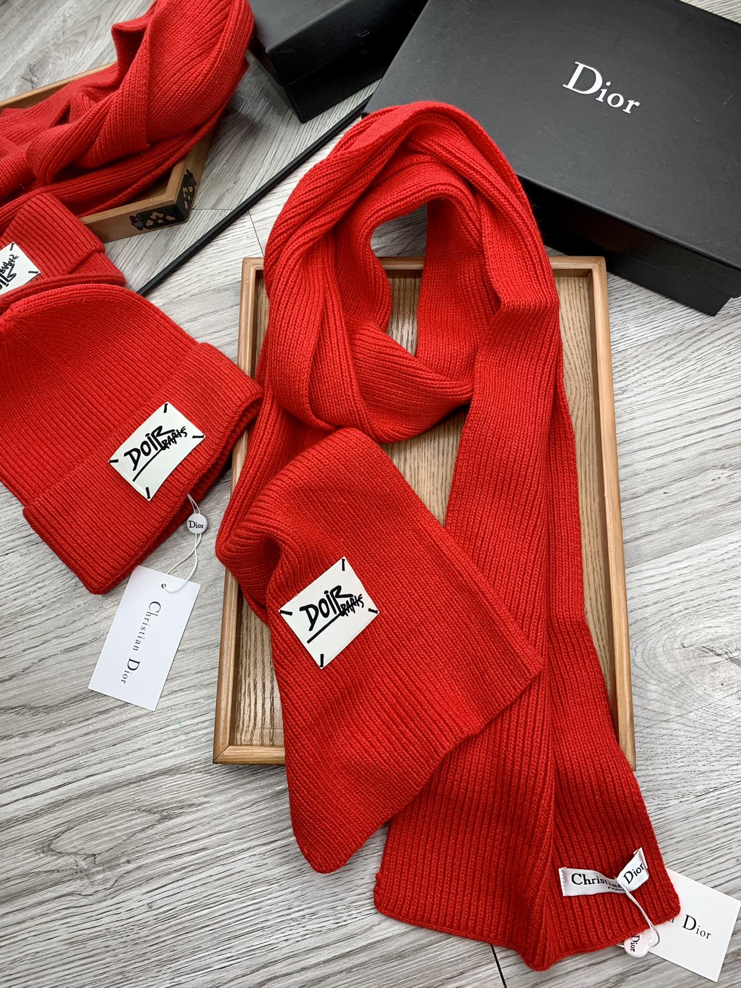 🌹。D奥。【羊毛套装帽子】经典套装帽子！帽子➕围巾！材质：70%羊毛➕30%兔毛。暖暖哒超级舒服～冬日小