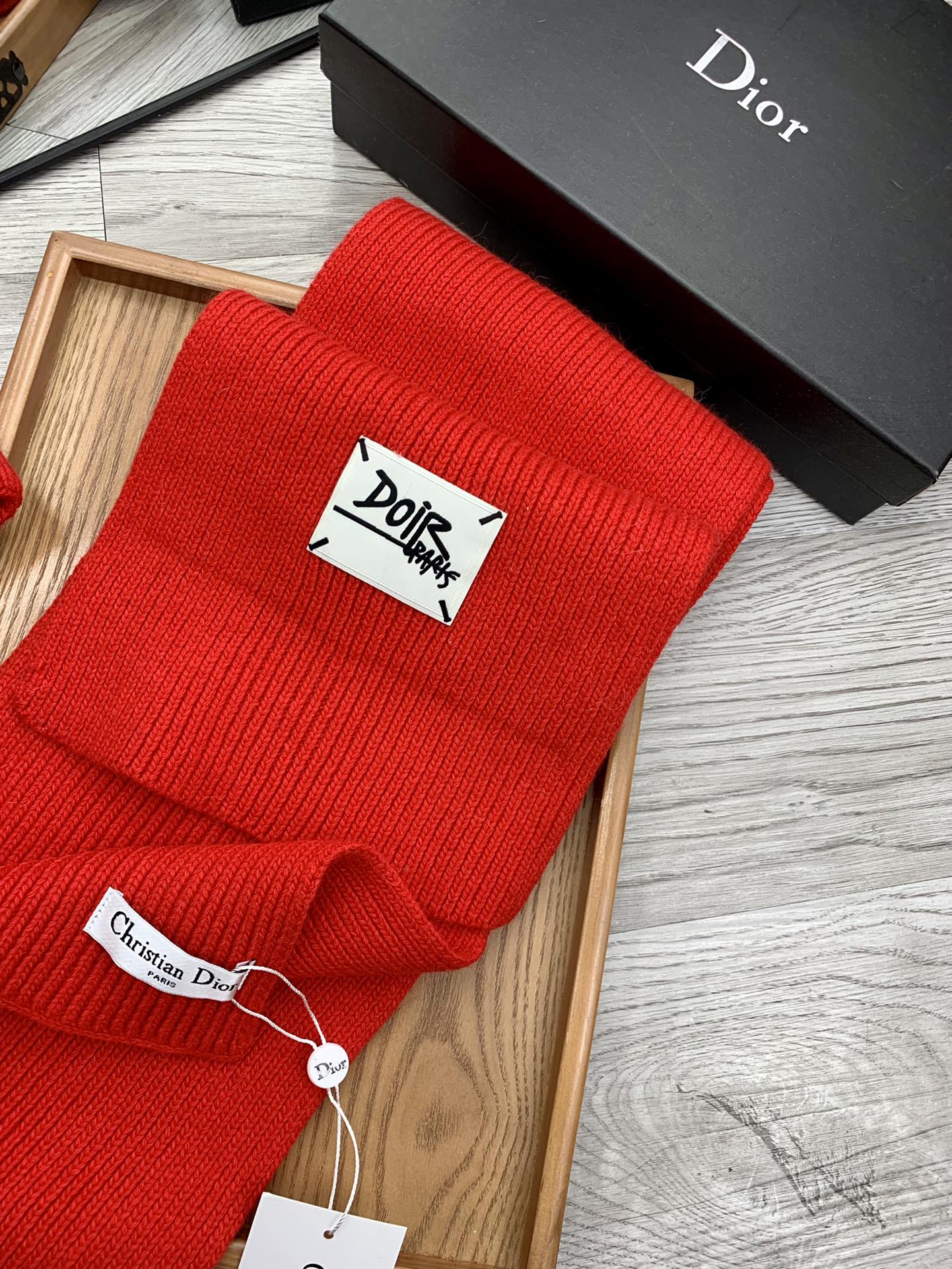 🌹。D奥。【羊毛套装帽子】经典套装帽子！帽子➕围巾！材质：70%羊毛➕30%兔毛。暖暖哒超级舒服～冬日小