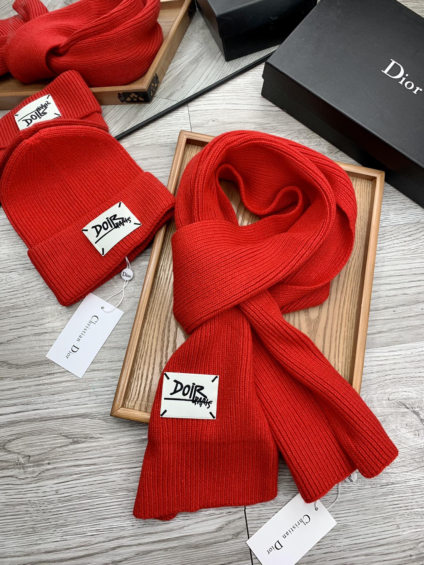 🌹。D奥。【羊毛套装帽子】经典套装帽子！帽子➕围巾！材质：70%羊毛➕30%兔毛。暖暖哒超级舒服～冬日小