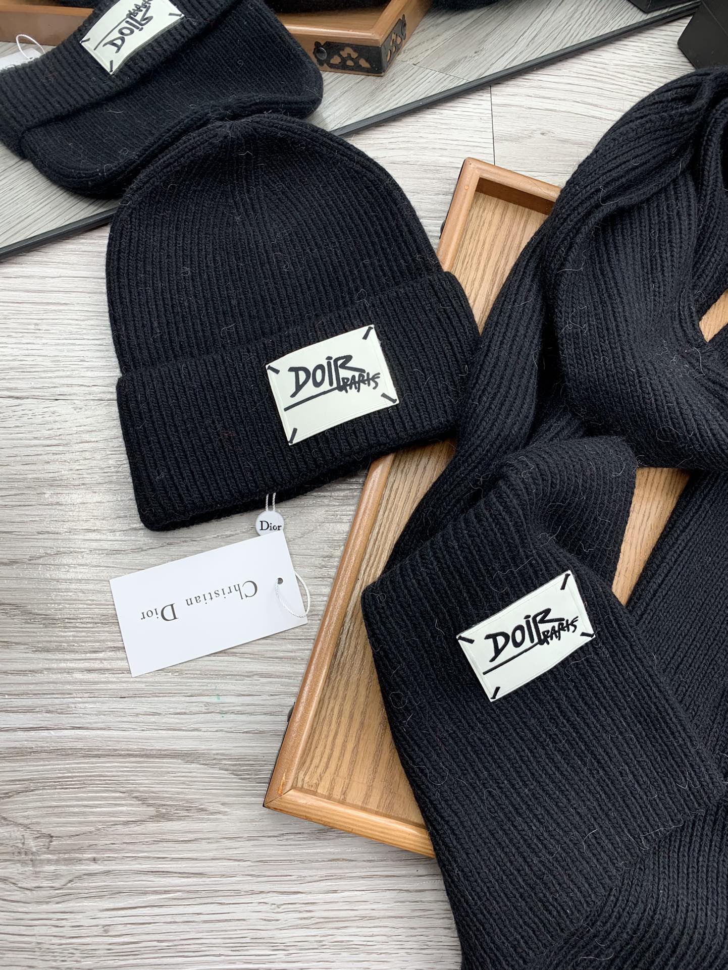 🌹。D奥。【羊毛套装帽子】经典套装帽子！帽子➕围巾！材质：70%羊毛➕30%兔毛。暖暖哒超级舒服～冬日小
