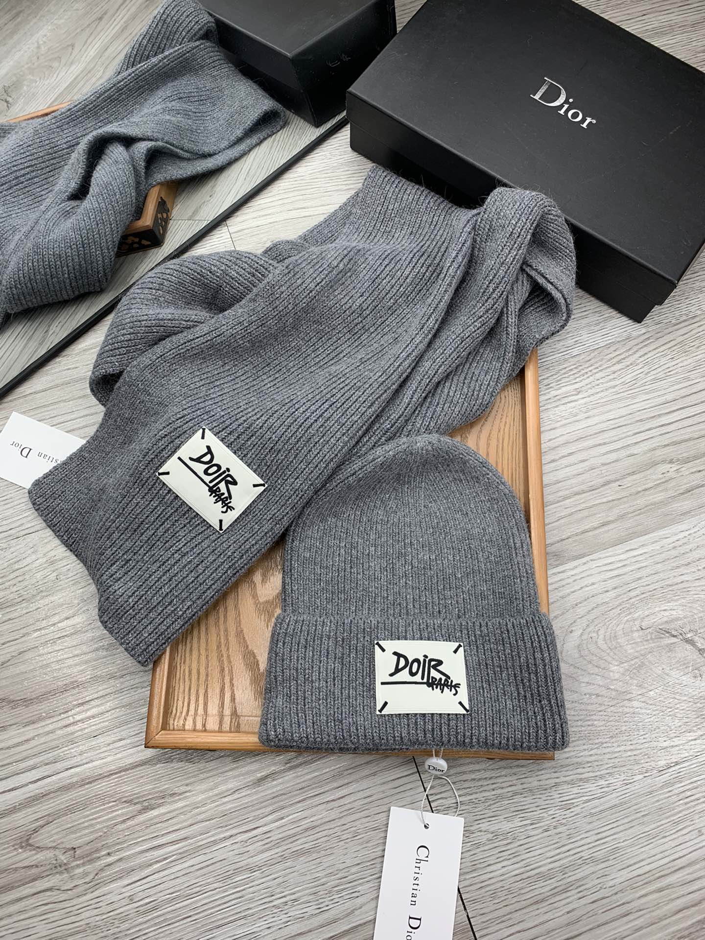 🌹。D奥。【羊毛套装帽子】经典套装帽子！帽子➕围巾！材质：70%羊毛➕30%兔毛。暖暖哒超级舒服～冬日小