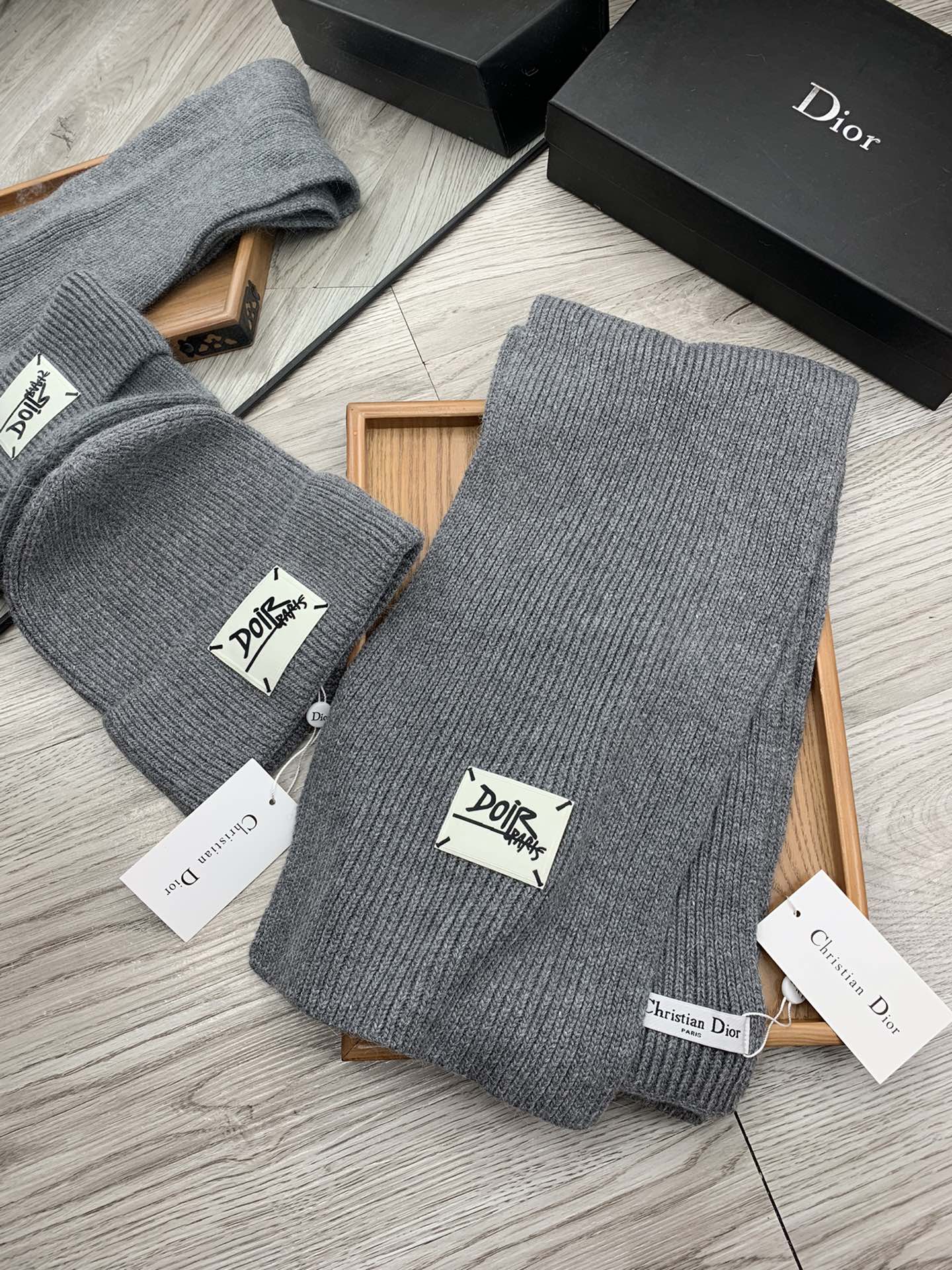 🌹。D奥。【羊毛套装帽子】经典套装帽子！帽子➕围巾！材质：70%羊毛➕30%兔毛。暖暖哒超级舒服～冬日小