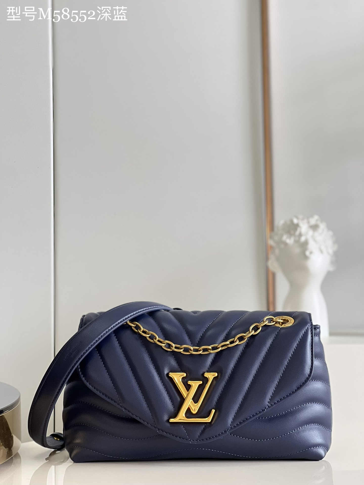 NO:399154,【Exclusive real photo M58552 dark blue】M59349 LV NEW WAVE chain bag V-shaped quilted chain bag handbag Retro golden chain slideshow makes it soft by carving small holes while folding fasteners. Due to its multiple compartments, the interior makes women's essentials easier to place. Easy to identify chain bag with LV badge logo. Size 24x14x9cm Q.,LV【Original Leather】,louis vuitton,gold19860909【独家实拍M58552深蓝】M59349 LV NEW WAVE 链条包 V 形绗缝的链袋手袋 复古黄金色链幻灯片通过雕刻小孔,而折叠扣件使其柔软.由于它的多个隔间,内部使女性的必需品更容易置放.容易识别的 LV 徽章标志的链条包. 尺寸24x14x9cm Q.,LV【原厂皮】,louis vuitton,gold,Bag