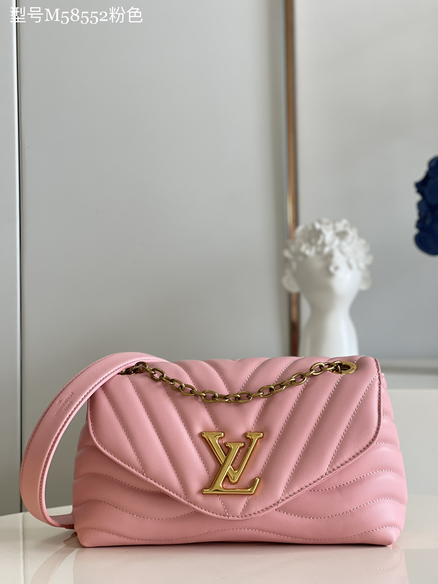 NO:399156,【Exclusive real photo M58552 pink】M59349 LV NEW WAVE chain bag V-shaped quilted chain bag handbag Retro golden chain slideshows make it soft by carving small holes while folding fasteners. Due to its multiple compartments, the interior makes women's essentials easier to place. Easy to identify chain bag with LV badge logo. Size 24x14x9cm Q.,LV【Original Leather】,louis vuitton,gold19860909【独家实拍M58552粉色】M59349 LV NEW WAVE 链条包 V 形绗缝的链袋手袋 复古黄金色链幻灯片通过雕刻小孔,而折叠扣件使其柔软.由于它的多个隔间,内部使女性的必需品更容易置放.容易识别的 LV 徽章标志的链条包. 尺寸24x14x9cm Q.,LV【原厂皮】,louis vuitton,gold,Bag