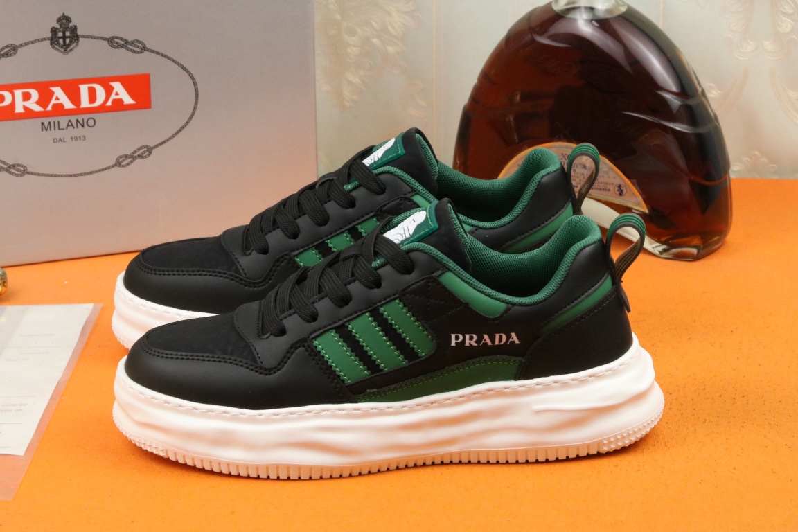 I5 高品质PRADA普拉达上市著名奢侈品牌，专柜同步更新，意大利男鞋时尚杂志季刊封面主推款鞋面采用意大利进口小牛皮，透气网布内里。原版防滑轻质发泡大底，上脚舒适有型。 细节无可挑剔。