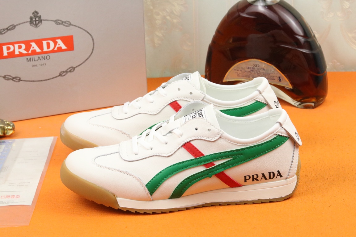 I5 PRADA普拉达上市著名奢侈品牌，专柜同步更新，意大利男鞋时尚杂志季刊封面主推款鞋面采用意大利进口头层牛皮，舒适透气内里。原板橡胶大底，上脚舒适有型。 细节无可挑剔。