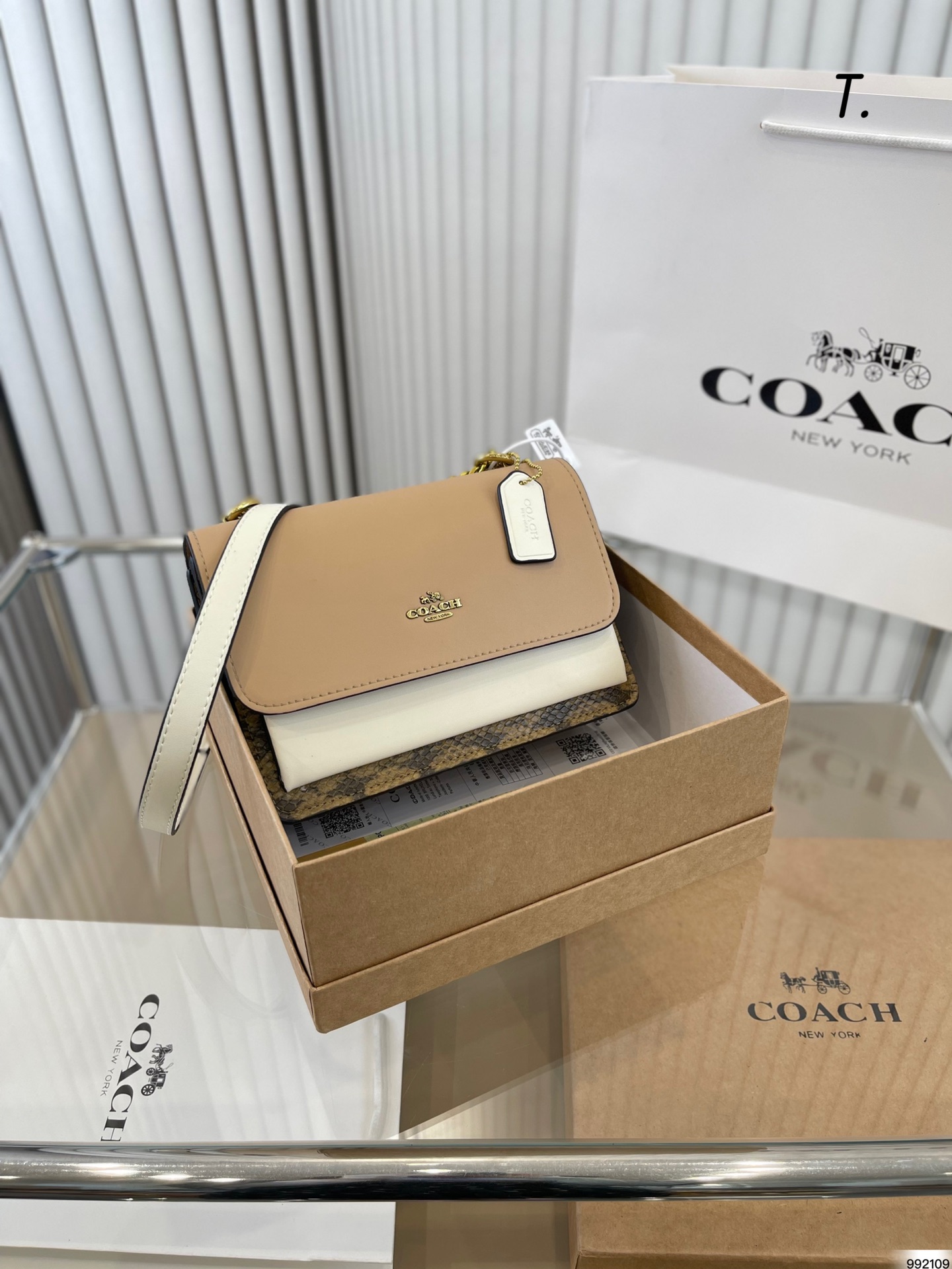 J0 配盒 coach Coach 蔻驰 风琴包 虽然身材娇小 但容量却是不容小觑 女人味满满 具备优雅与时尚并存 尺寸21 15