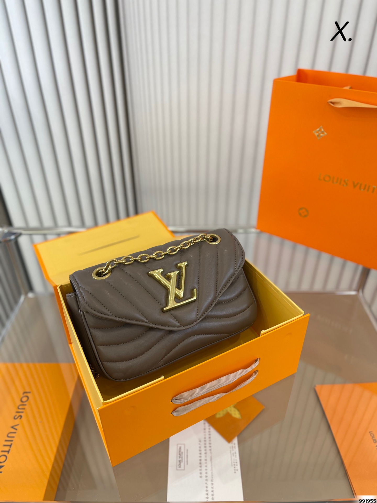J0 4色折叠盒  Louis Vuitton 路易威登 LV Louis Vuitton New Wave系列吸取了新浪潮音乐的灵感，探索1980年代的自由欢乐精神。旅游也可以充满艺术感，这次的新手袋从昔日缀以夺目彩色波浪图案的行李箱取材，波浪流线型的设计活泼又年轻。尺寸：21 14