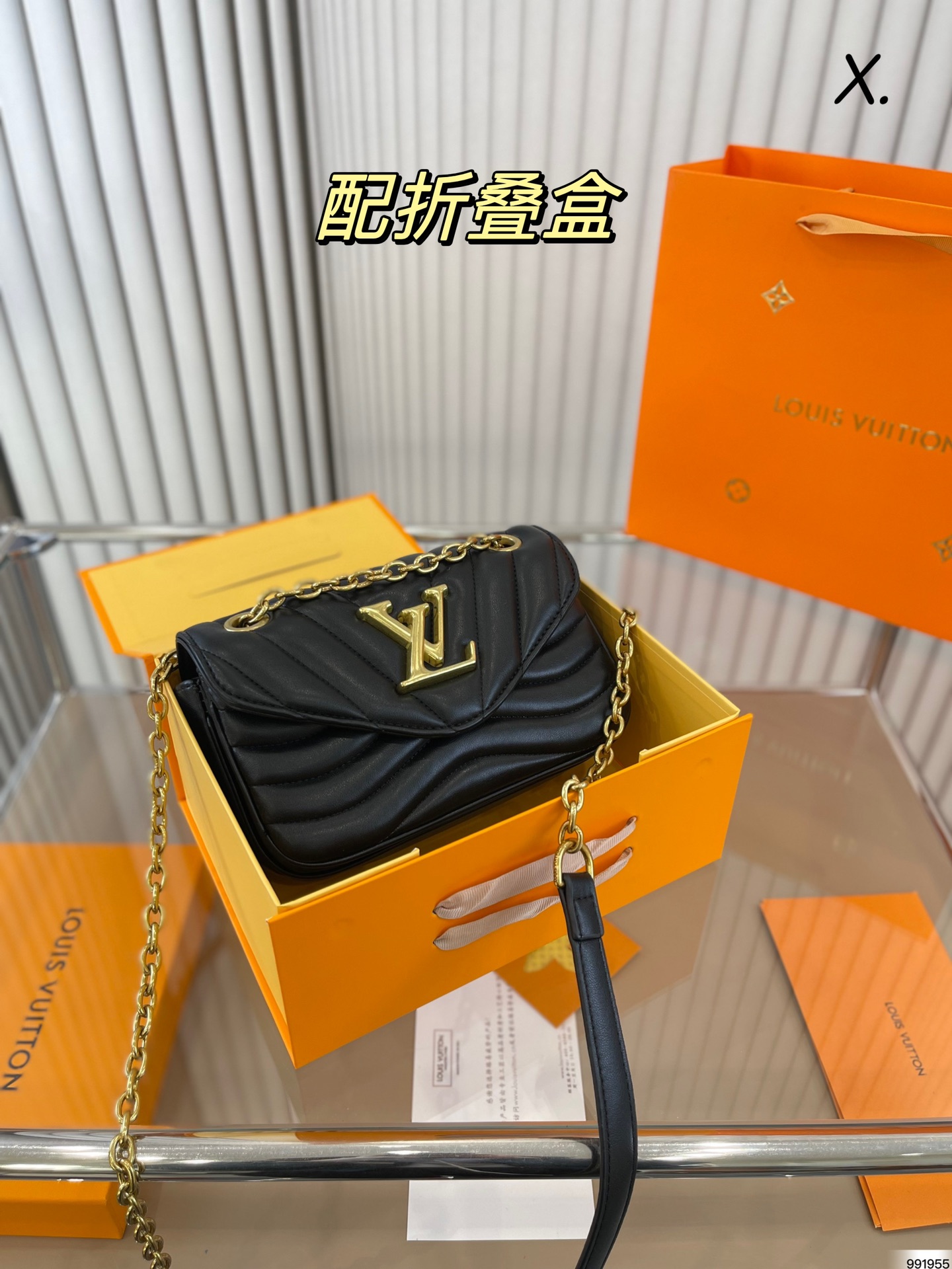 J0 折叠盒  Louis Vuitton 路易威登 LV Louis Vuitton New Wave系列吸取了新浪潮音乐的灵感，探索1980年代的自由欢乐精神。旅游也可以充满艺术感，这次的新手袋从昔日缀以夺目彩色波浪图案的行李箱取材，波浪流线型的设计活泼又年轻。尺寸：21 14