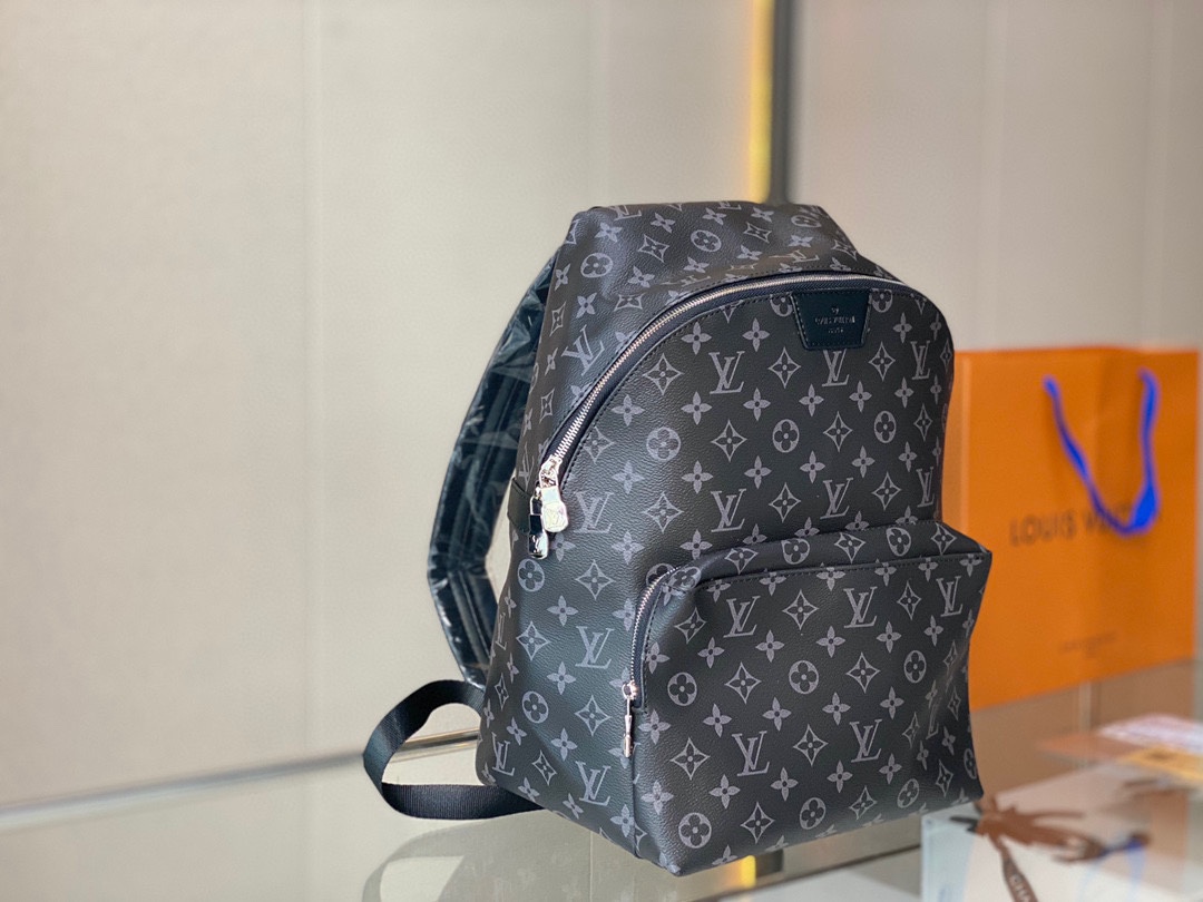 J5  Louis Vuitton 路易威登 LV 男士双肩包.容量很大，放的下小笔记本。男女通用，感觉女生背也很好看。比较低调的一款，上 班通勤出去玩儿都可以背。非常实用。男生如果不喜欢拎包的话，这个双肩包是一个很不错的选择。尺寸 35 27″},”old_share_time”:”