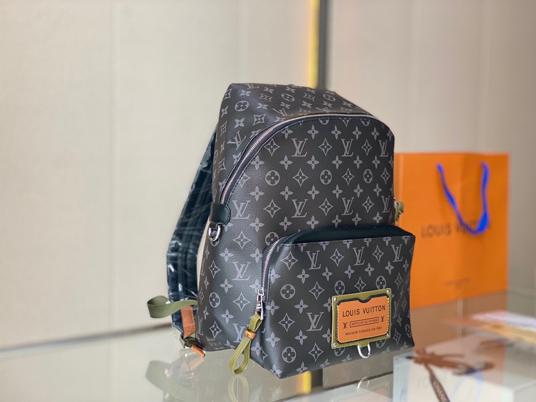J5  Louis Vuitton 路易威登 LV 男士双肩包.容量很大，放的下小笔记本。男女通用，感觉女生背也很好看。比较低调的一款，上 班通勤出去玩儿都可以背。非常实用。男生如果不喜欢拎包的话，这个双肩包是一个很不错的选择。尺寸 35 27