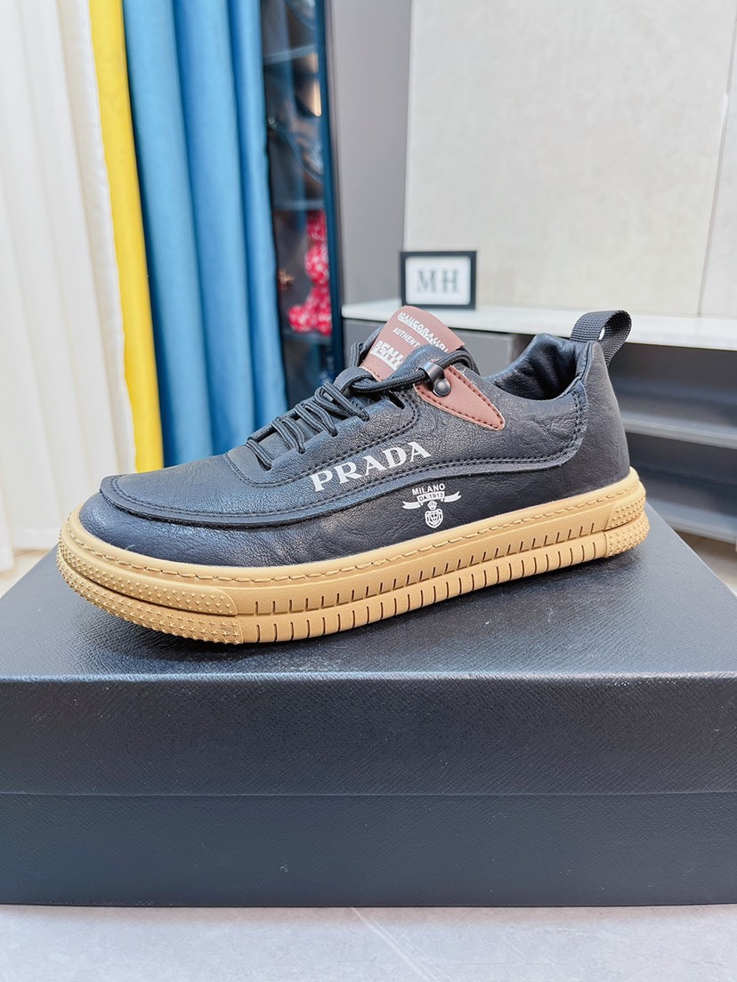 I5 Prada 普拉达  米兰展新品男鞋出炉了，官网：1制作原版，续写魅力传承，创新与致敬年轻时尚的你必须拥有活动垫脚无臭脚；进口油蜡皮鞋面耐磨橡胶底；适合四季穿着 ，时尚百搭。