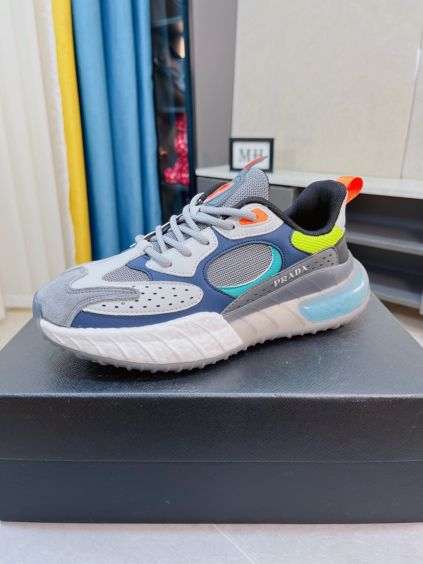 J0 Prada 普拉达  米兰展新品男鞋出炉了，官网：1制作原版，续写魅力传承，创新与致敬年轻时尚的你必须拥有活动垫脚无臭脚；进口油蜡皮鞋面耐磨橡胶底；适合四季穿着 ，时尚百搭。