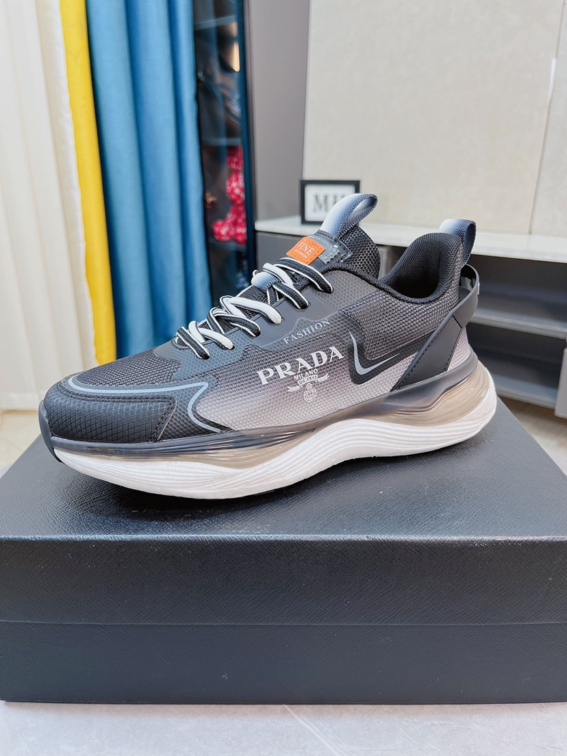 J0 Prada 普拉达  米兰展新品男鞋出炉了，官网：1制作原版，续写魅力传承，创新与致敬年轻时尚的你必须拥有活动垫脚无臭脚；进口油蜡皮鞋面耐磨橡胶底；适合四季穿着 ，时尚百搭。