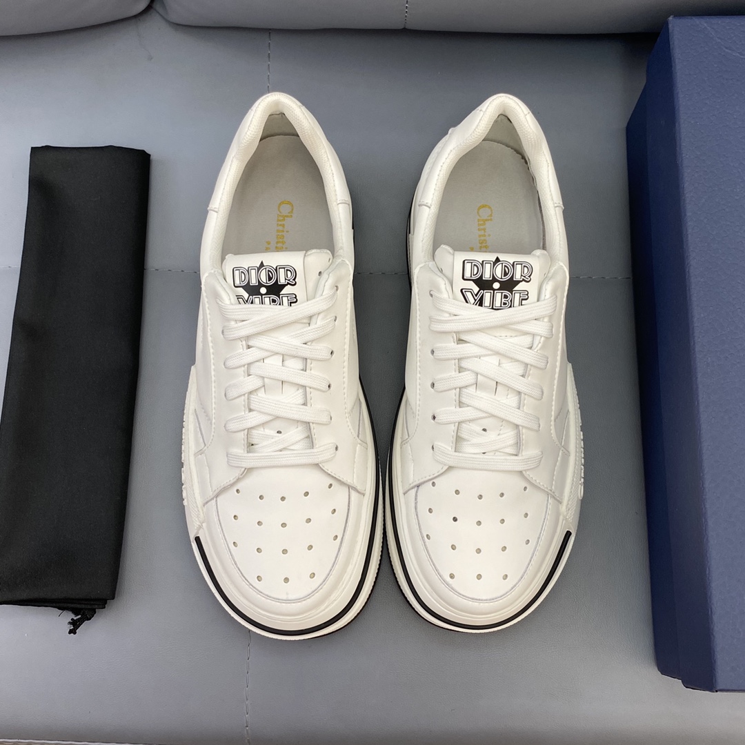 I5 Dior低帮休闲运动鞋，采用头层牛皮精心制作，侧身头层牛皮装饰，双色橡胶鞋底、后侧鞋口和鞋跟处均带有品牌标志性细节，提升格调。时尚百搭，可为各式造型增光添彩。塑造独具动感活力与摩登气息的精致设计，这款鞋履为迪奥的典藏传承再赋新彩，尽显现代优雅格调。