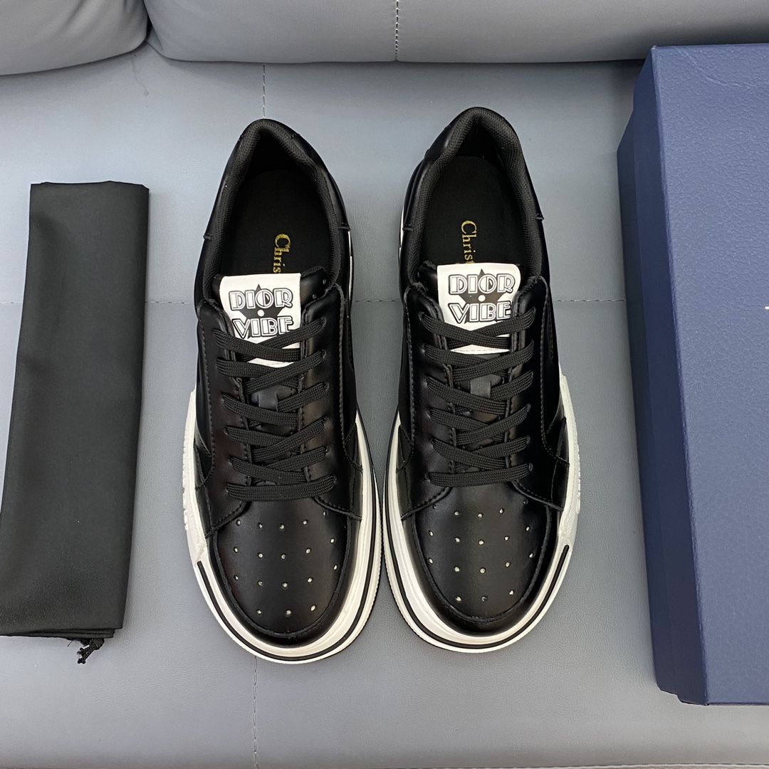 I5 Dior低帮休闲运动鞋，采用头层牛皮精心制作，侧身头层牛皮装饰，双色橡胶鞋底、后侧鞋口和鞋跟处均带有品牌标志性细节，提升格调。时尚百搭，可为各式造型增光添彩。塑造独具动感活力与摩登气息的精致设计，这款鞋履为迪奥的典藏传承再赋新彩，尽显现代优雅格调。